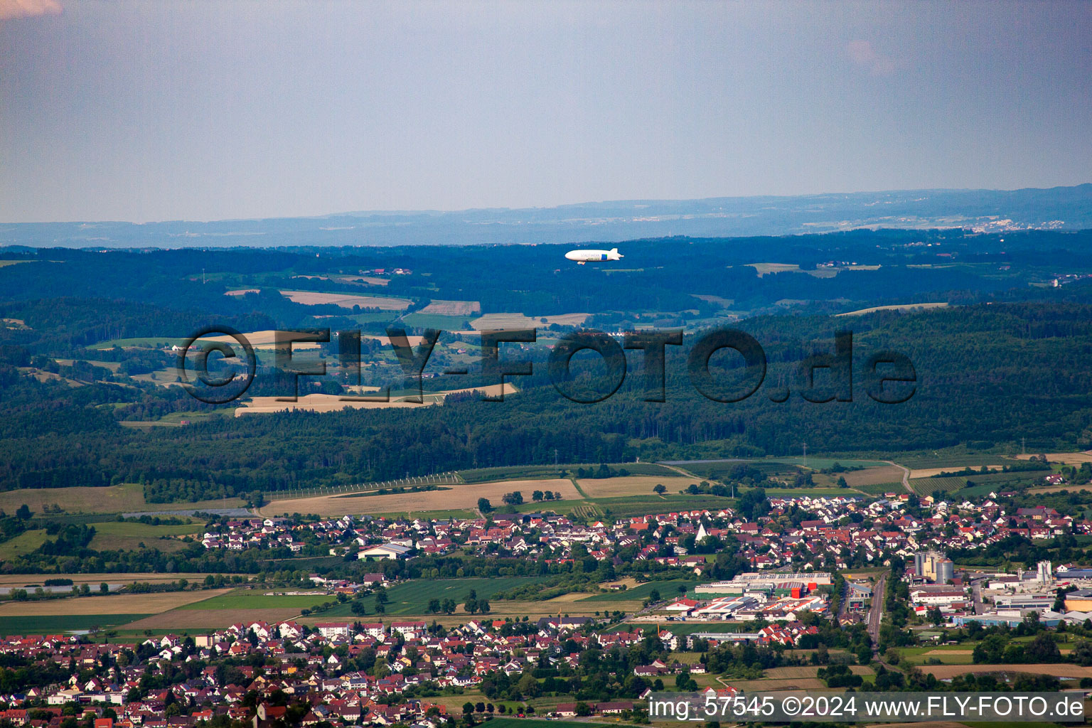 Vue aérienne de Avec Zeppelin NT à Salem dans le département Bade-Wurtemberg, Allemagne