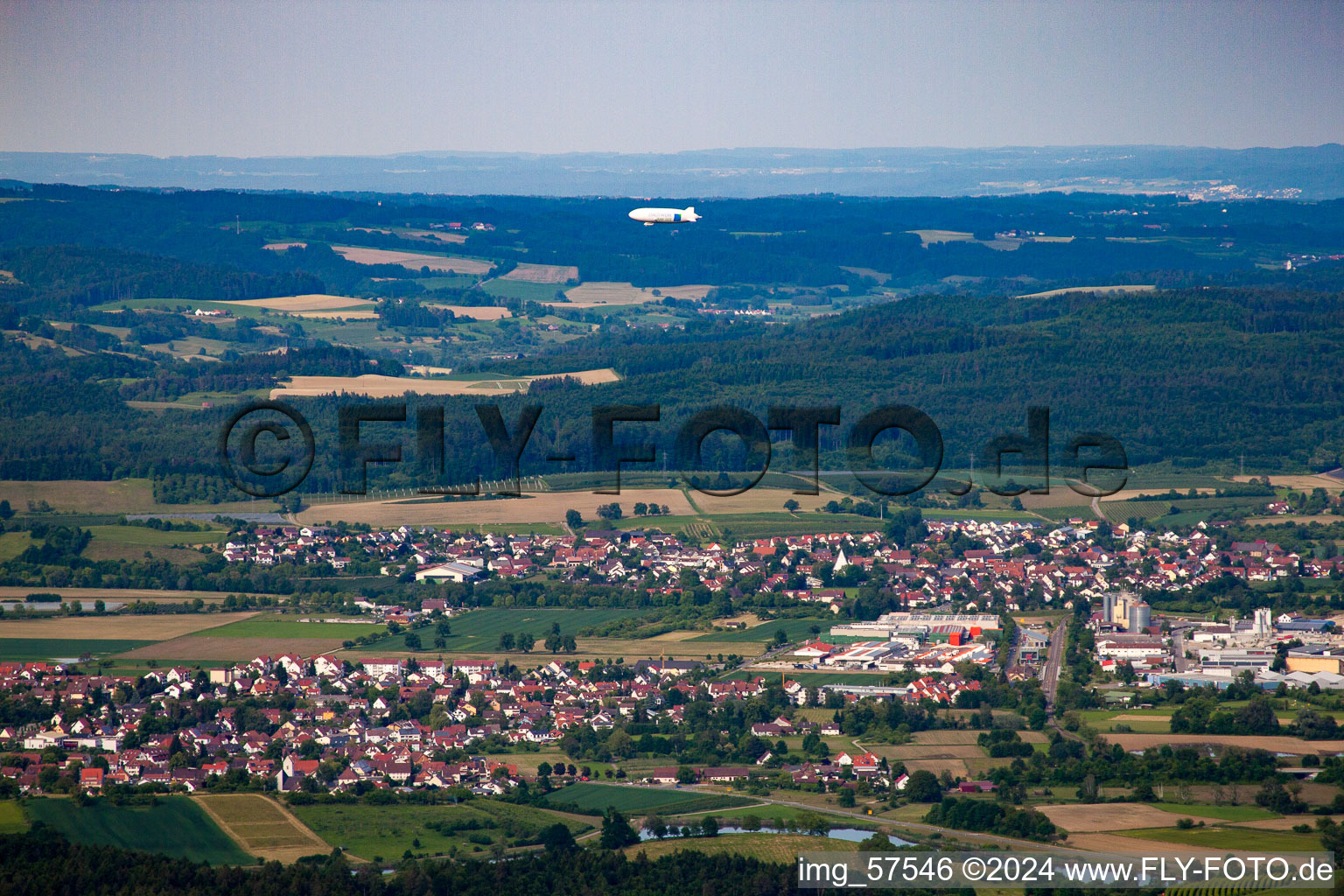 Vue aérienne de Avec Zeppelin NT à Salem dans le département Bade-Wurtemberg, Allemagne