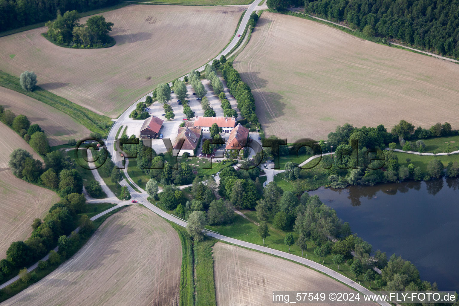 Vue aérienne de Zoo Affenberg à Mendlishauser Weiher à le quartier Tüfingen in Salem dans le département Bade-Wurtemberg, Allemagne