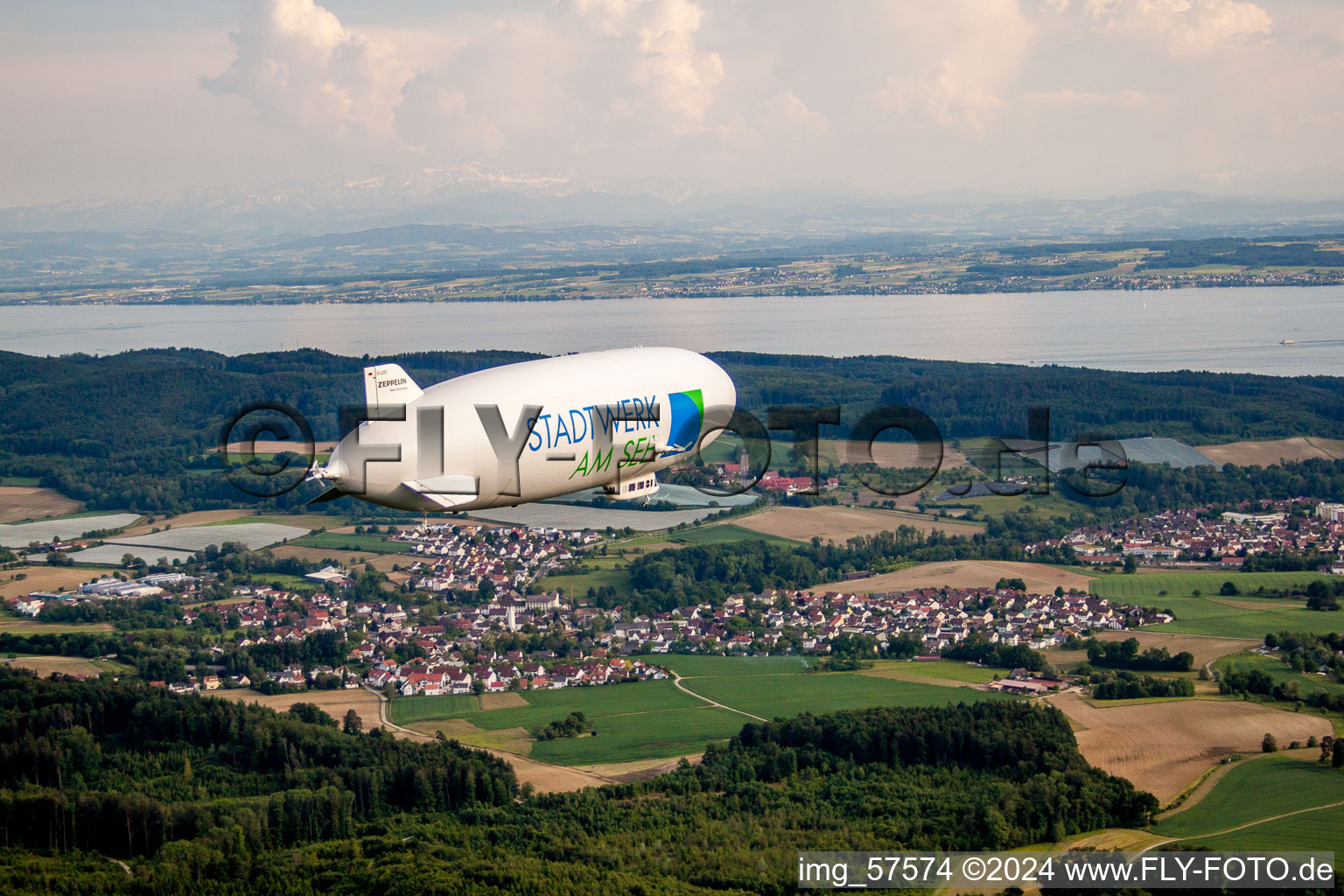 Vue aérienne de Dirigeable Zeppelin NT en vol au-dessus de l'espace aérien à le quartier Mühlhofen in Uhldingen-Mühlhofen dans le département Bade-Wurtemberg, Allemagne