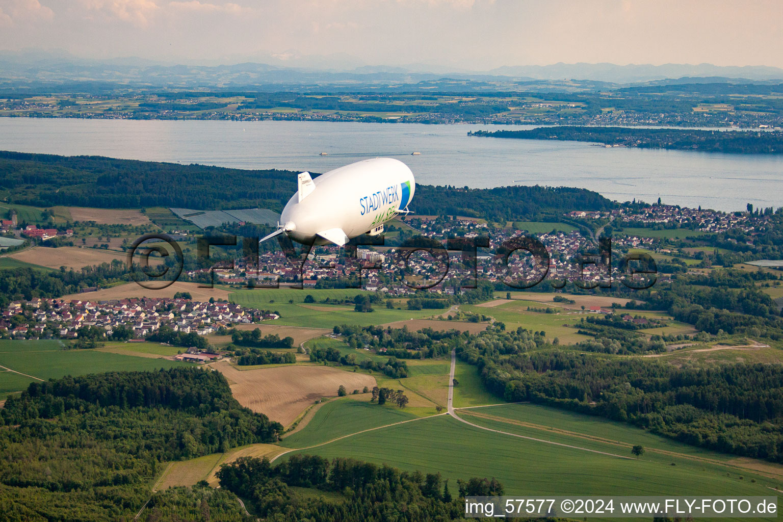 Vue aérienne de Uhdingen-Mühlhofen avec Zeppelin NT à le quartier Unteruhldingen in Uhldingen-Mühlhofen dans le département Bade-Wurtemberg, Allemagne