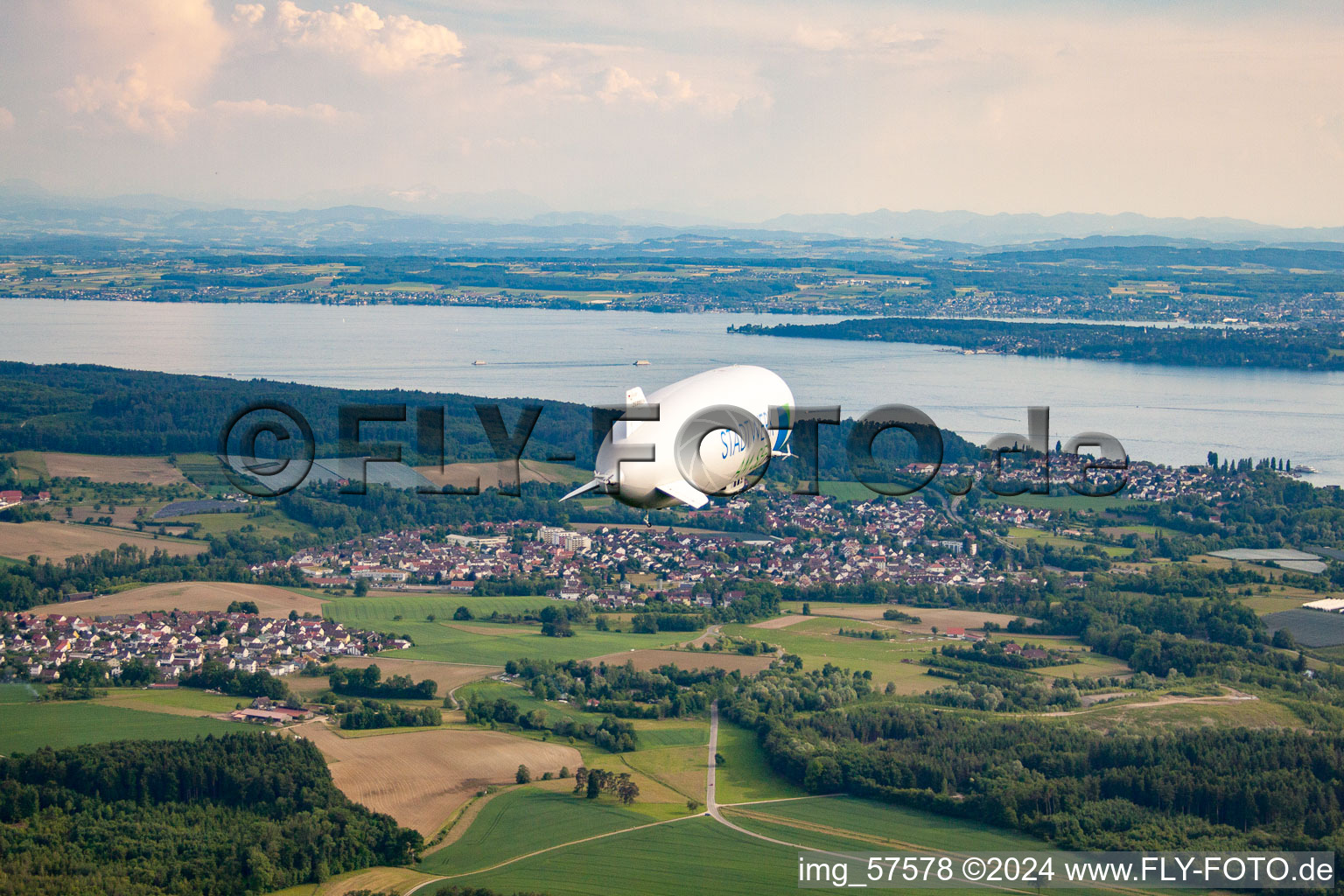 Vue aérienne de Uhdingen-Mühlhofen avec Zeppelin NT à le quartier Unteruhldingen in Uhldingen-Mühlhofen dans le département Bade-Wurtemberg, Allemagne