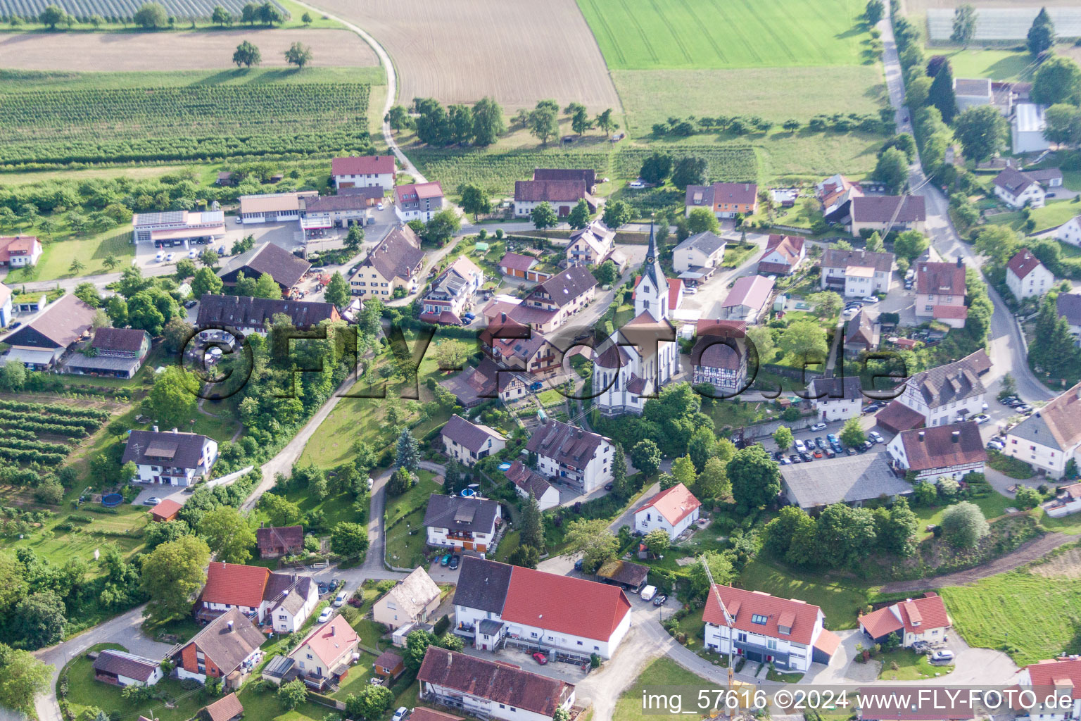 Vue aérienne de Bâtiment d'église au centre du village à le quartier Lippertsreute in Überlingen dans le département Bade-Wurtemberg, Allemagne