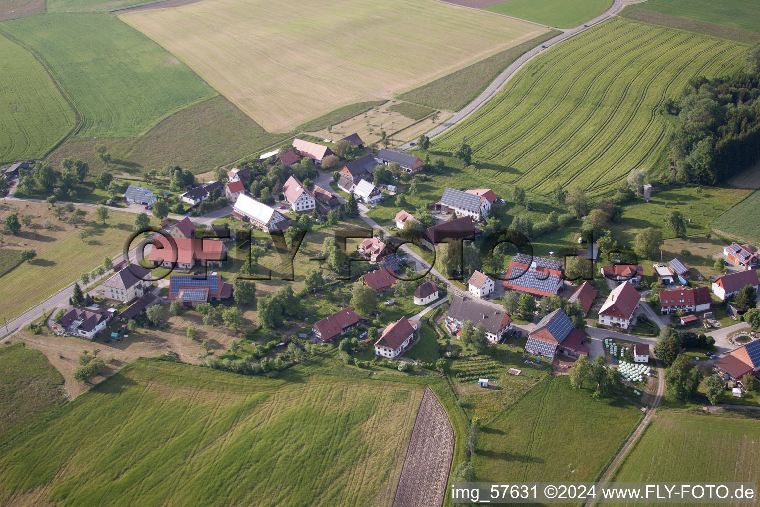 Vue aérienne de Vue sur le village à le quartier Herdwangen in Herdwangen-Schönach dans le département Bade-Wurtemberg, Allemagne