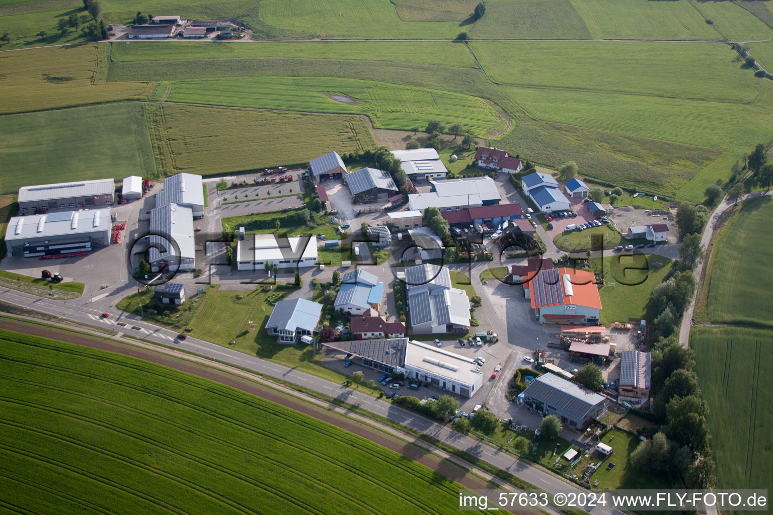 Vue aérienne de Zone commerciale et implantation d'entreprise à Branden avec PRINOTH - AHWI Maschinenbau GmbH dans le quartier d'Ebratsweiler à Herdwangen-Schönach dans le département Bade-Wurtemberg, Allemagne