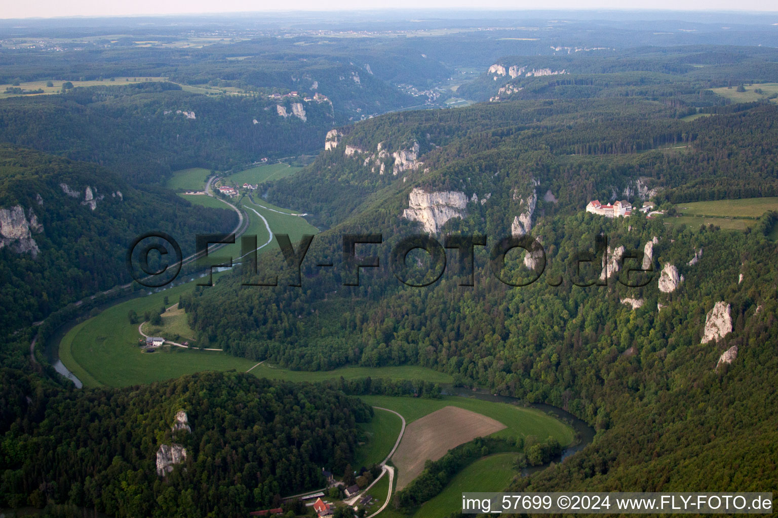 Vue aérienne de Cours de la vallée du Danube à Fridingen an der Donau dans le département Bade-Wurtemberg, Allemagne