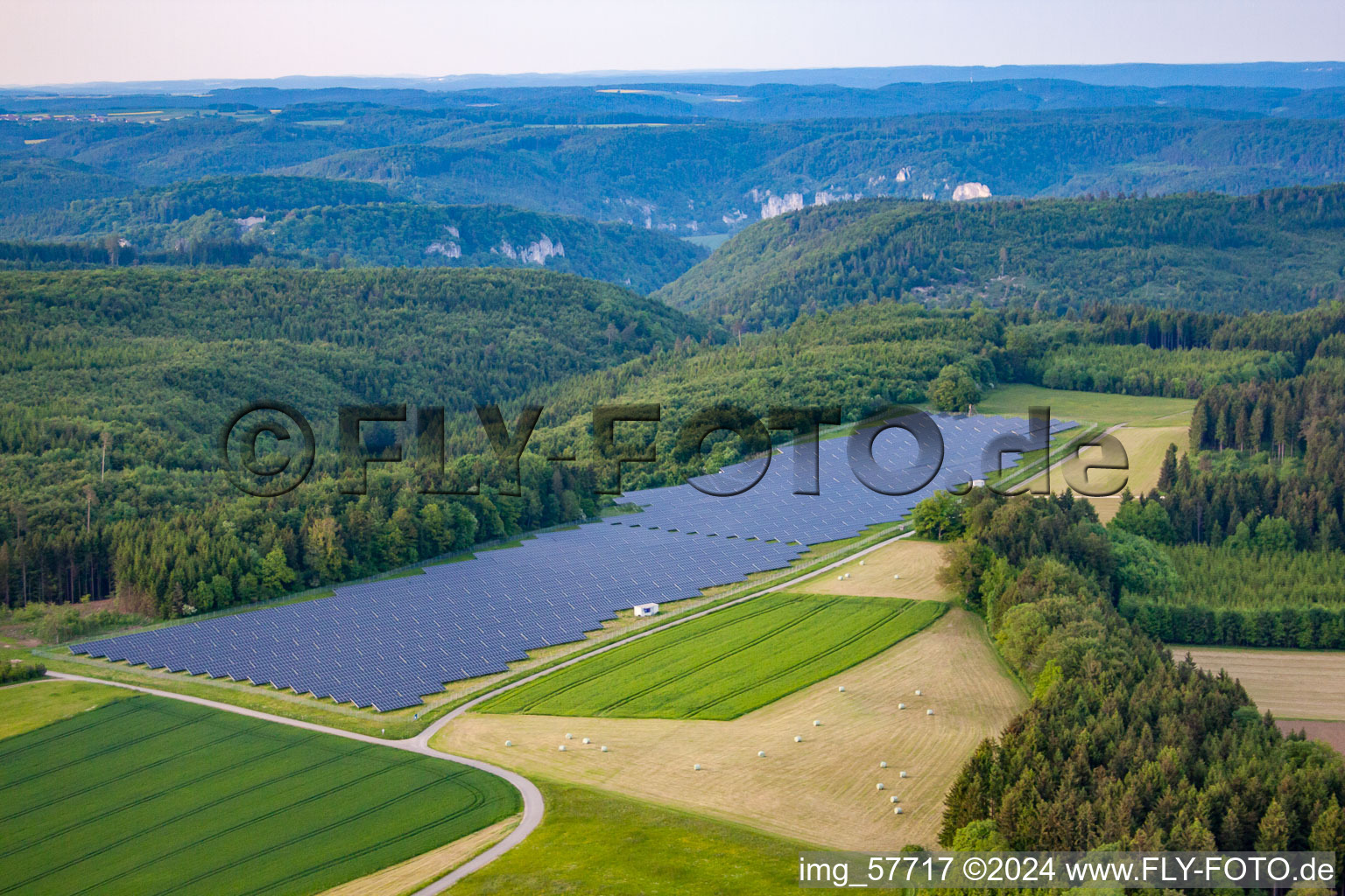 Vue aérienne de Grande installation photovoltaïque au sol en lisière de forêt à le quartier Kreenheinstetten in Leibertingen dans le département Bade-Wurtemberg, Allemagne