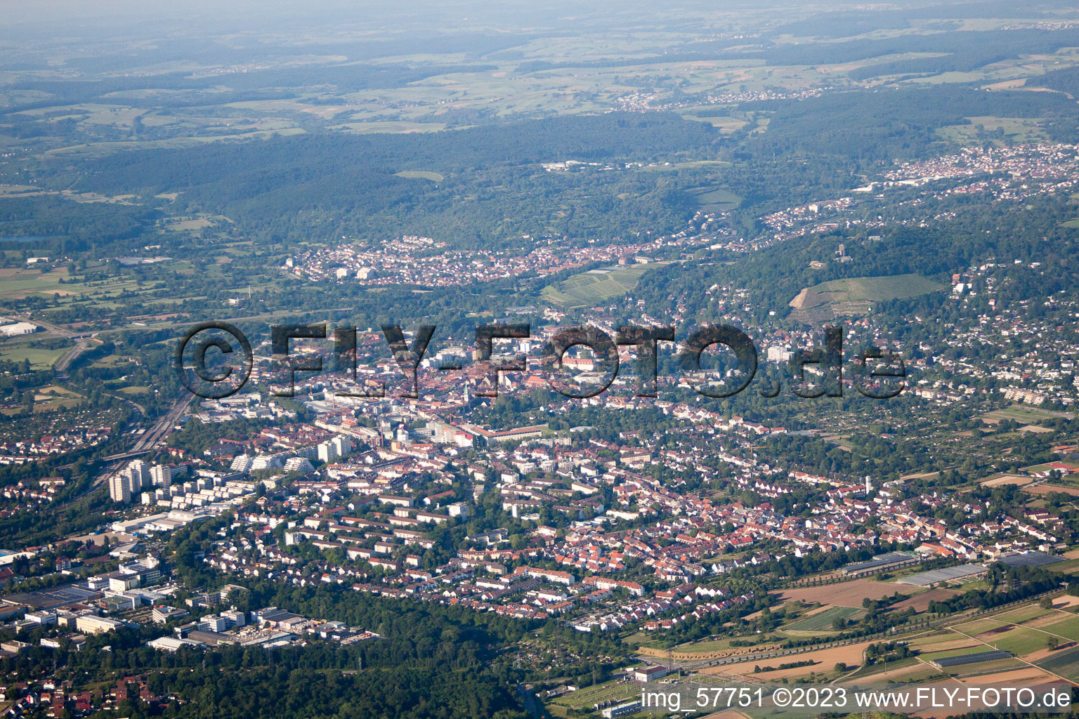 Quartier Durlach in Karlsruhe dans le département Bade-Wurtemberg, Allemagne du point de vue du drone