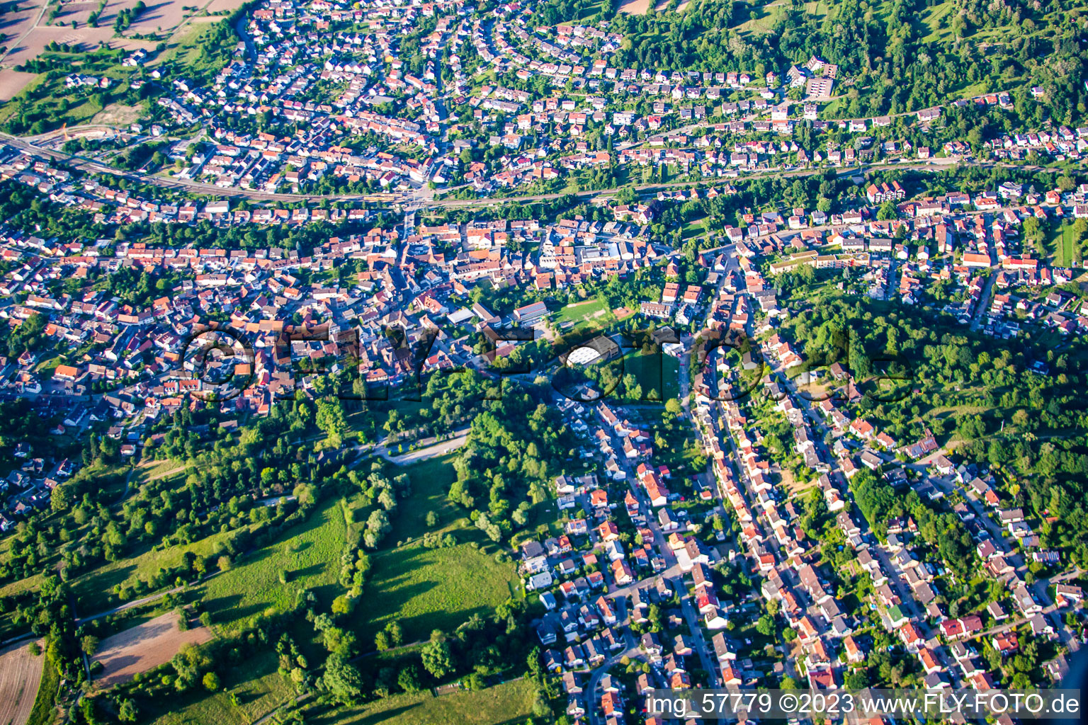 Vue aérienne de Du sud-ouest à le quartier Söllingen in Pfinztal dans le département Bade-Wurtemberg, Allemagne
