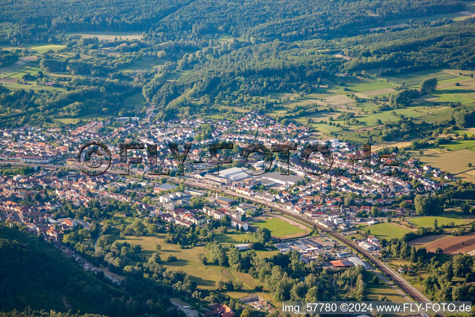 Vue aérienne de Du sud-est à le quartier Berghausen in Pfinztal dans le département Bade-Wurtemberg, Allemagne