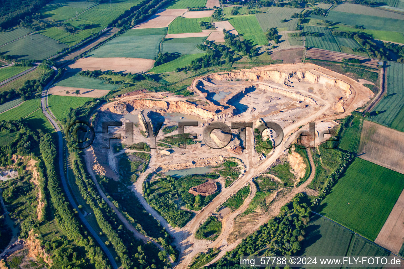 Vue aérienne de Terrains et zones de morts-terrains, mines de ciment à ciel ouvert et carrières de matériaux de construction Walzbachtal à le quartier Wössingen in Walzbachtal dans le département Bade-Wurtemberg, Allemagne