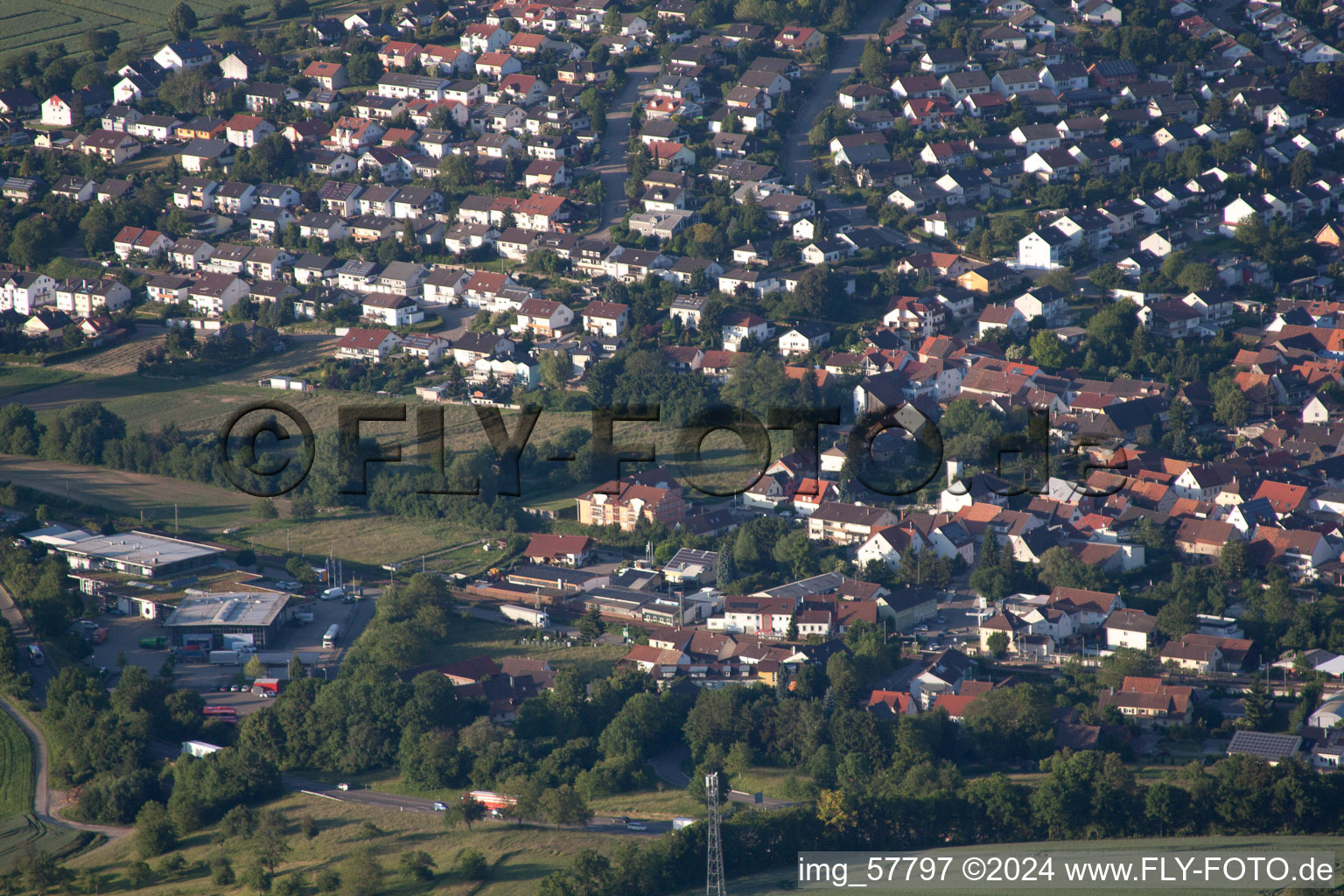 Vue aérienne de Brühlstr à le quartier Diedelsheim in Bretten dans le département Bade-Wurtemberg, Allemagne