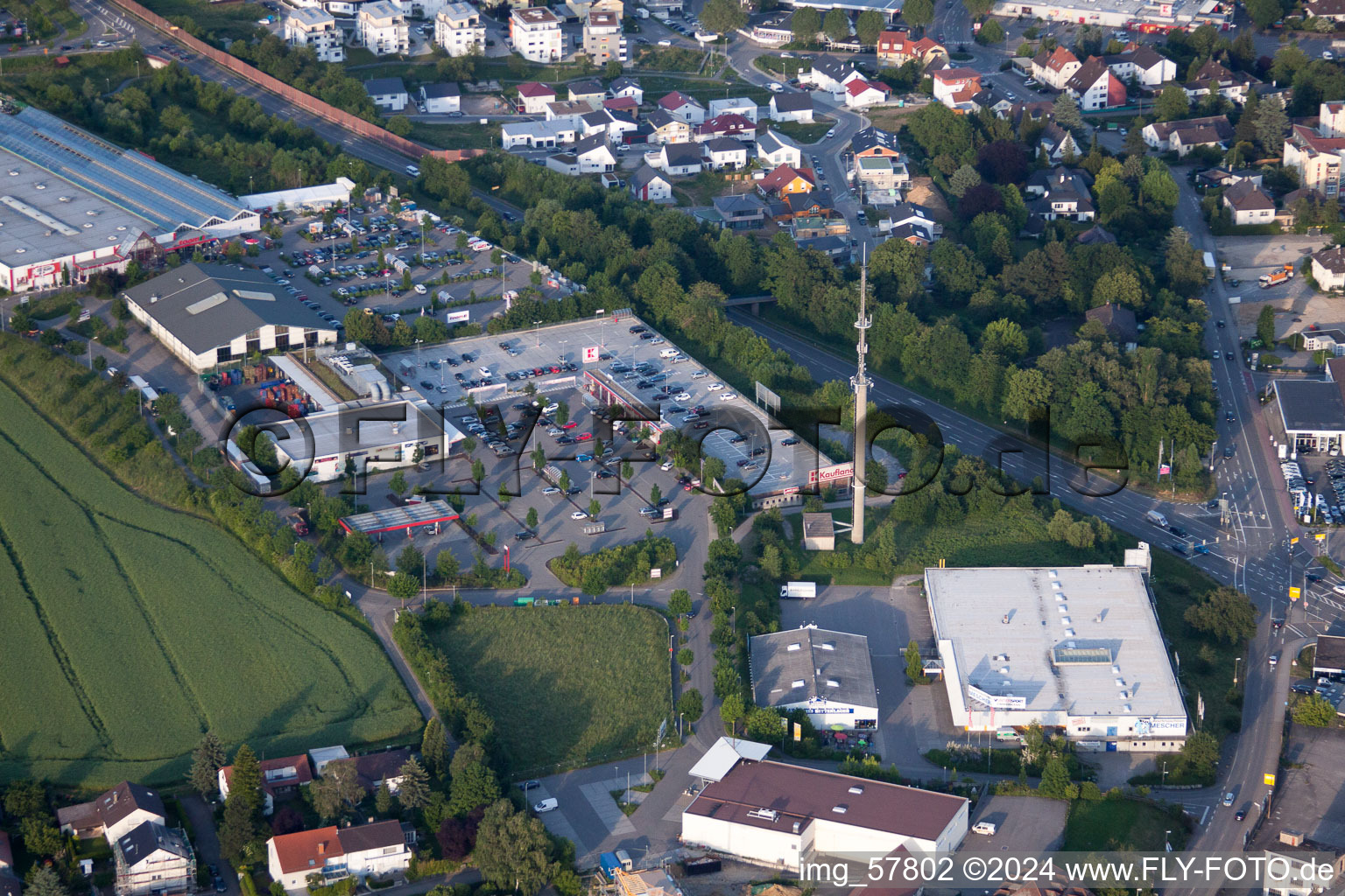 Vue aérienne de Centre commercial Kaufland et quincaillerie Toom dans le quartier de Diedelsheim à Bretten dans le département Bade-Wurtemberg, Allemagne
