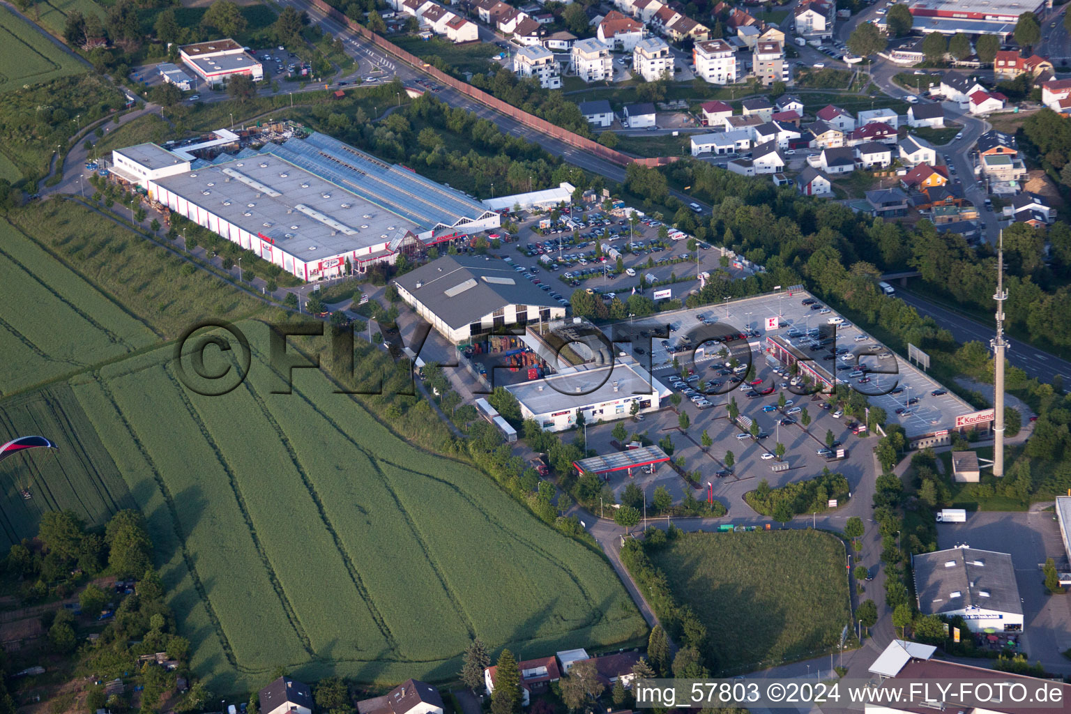 Vue aérienne de Kaufland à Bretten dans le département Bade-Wurtemberg, Allemagne