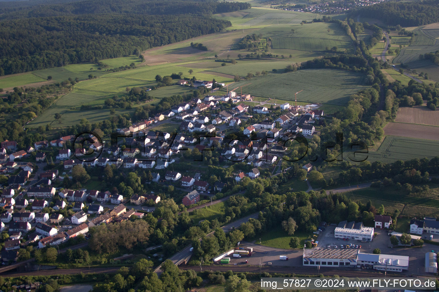 Vue aérienne de Au Hohenstein à le quartier Rinklingen in Bretten dans le département Bade-Wurtemberg, Allemagne