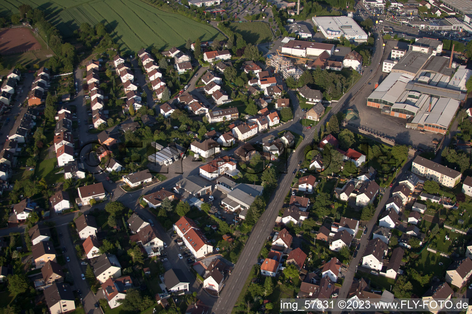 Vue aérienne de Quartier résidentiel d'un lotissement de maisons unifamiliales à le quartier Diedelsheim in Bretten dans le département Bade-Wurtemberg, Allemagne