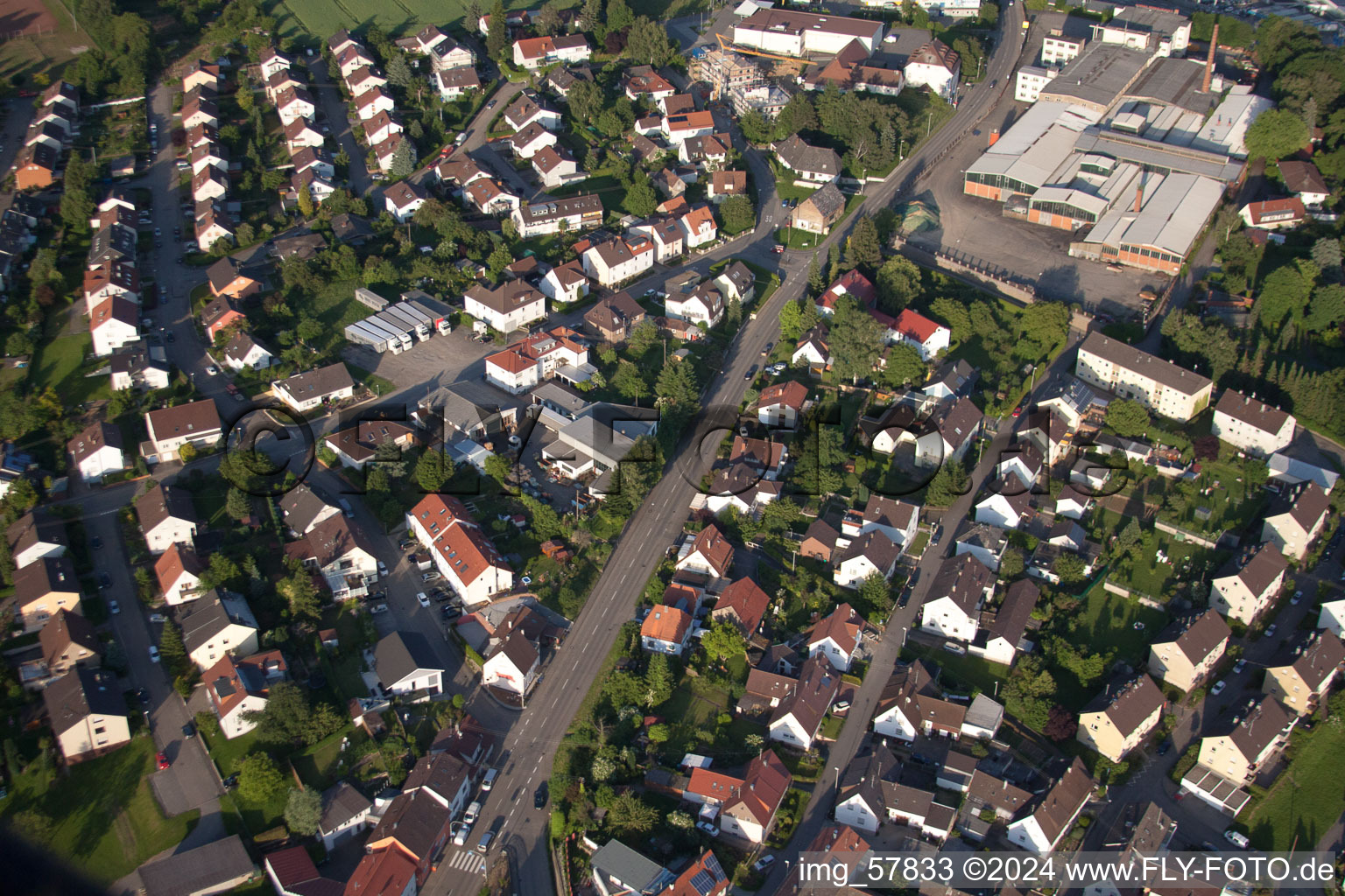 Vue aérienne de Quartier résidentiel d'un lotissement de maisons unifamiliales à le quartier Diedelsheim in Bretten dans le département Bade-Wurtemberg, Allemagne