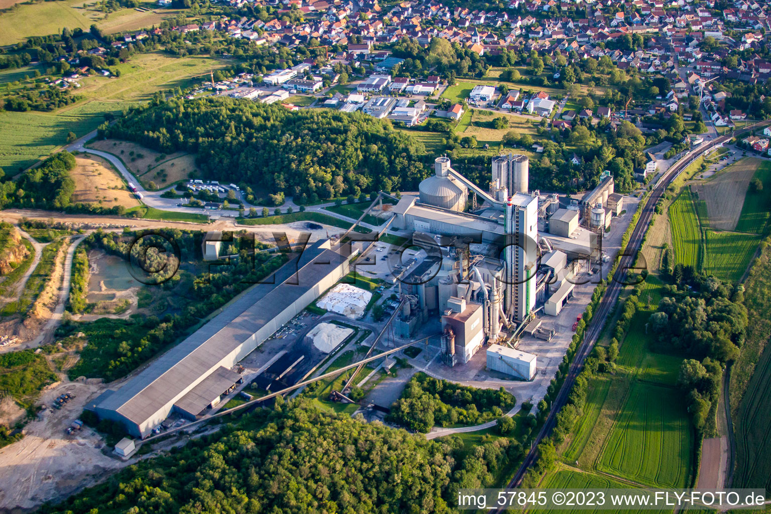 Photographie aérienne de Terrains et zones de morts-terrains, mines de ciment à ciel ouvert et carrières de matériaux de construction Walzbachtal à le quartier Wössingen in Walzbachtal dans le département Bade-Wurtemberg, Allemagne