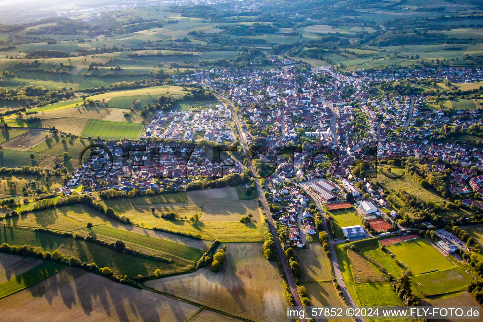 Vue aérienne de Du sud-est à le quartier Jöhlingen in Walzbachtal dans le département Bade-Wurtemberg, Allemagne