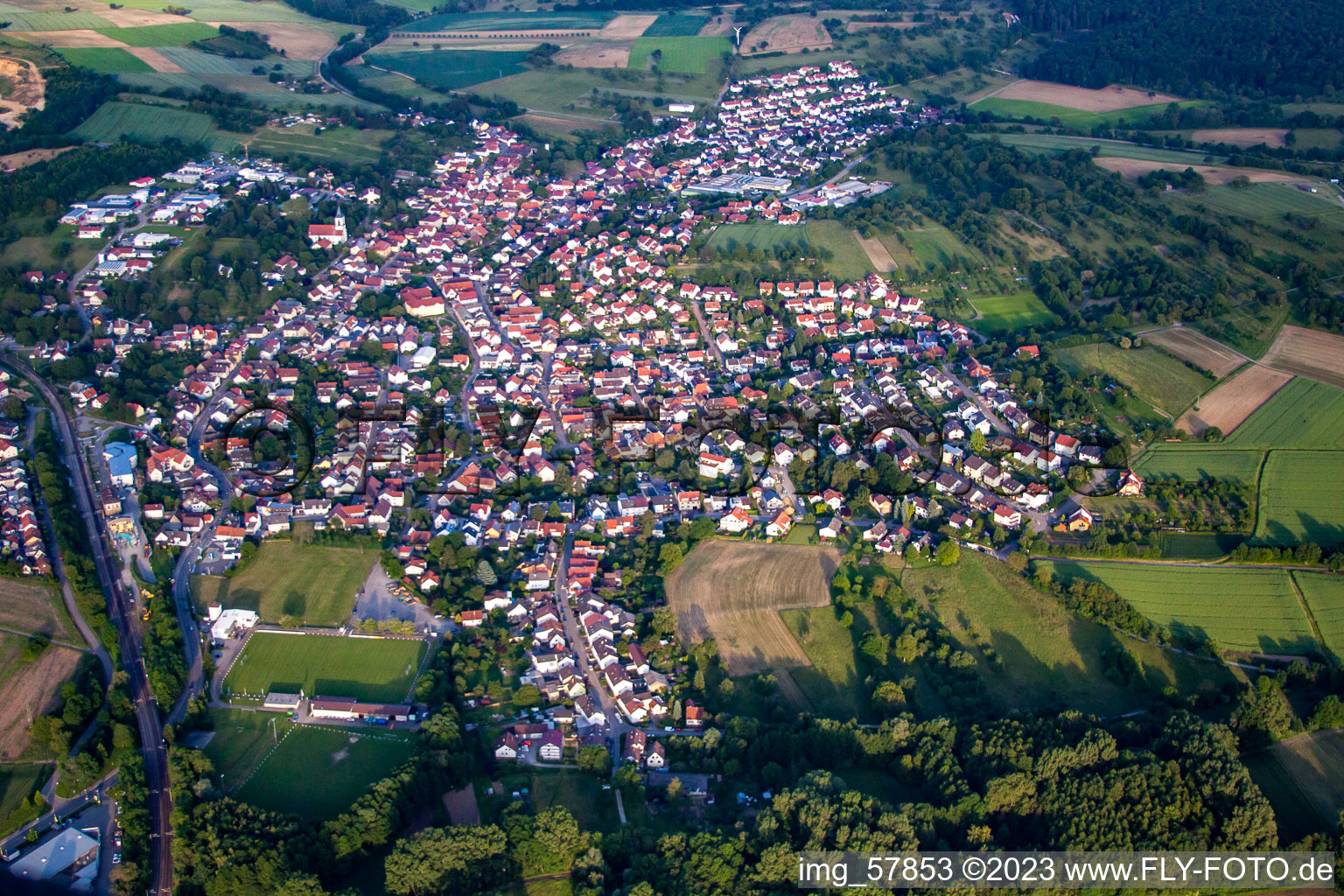 Vue aérienne de Village - vue dans Wössingen à le quartier Wössingen in Walzbachtal dans le département Bade-Wurtemberg, Allemagne