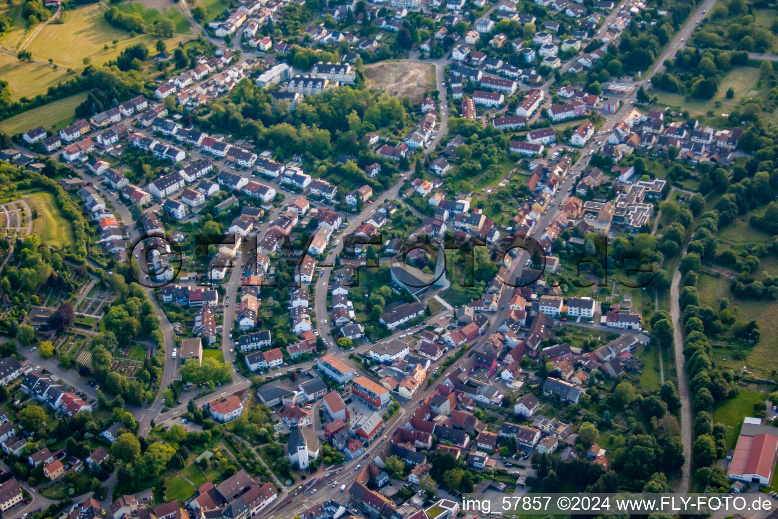 Vue aérienne de Tannenstraße à le quartier Berghausen in Pfinztal dans le département Bade-Wurtemberg, Allemagne