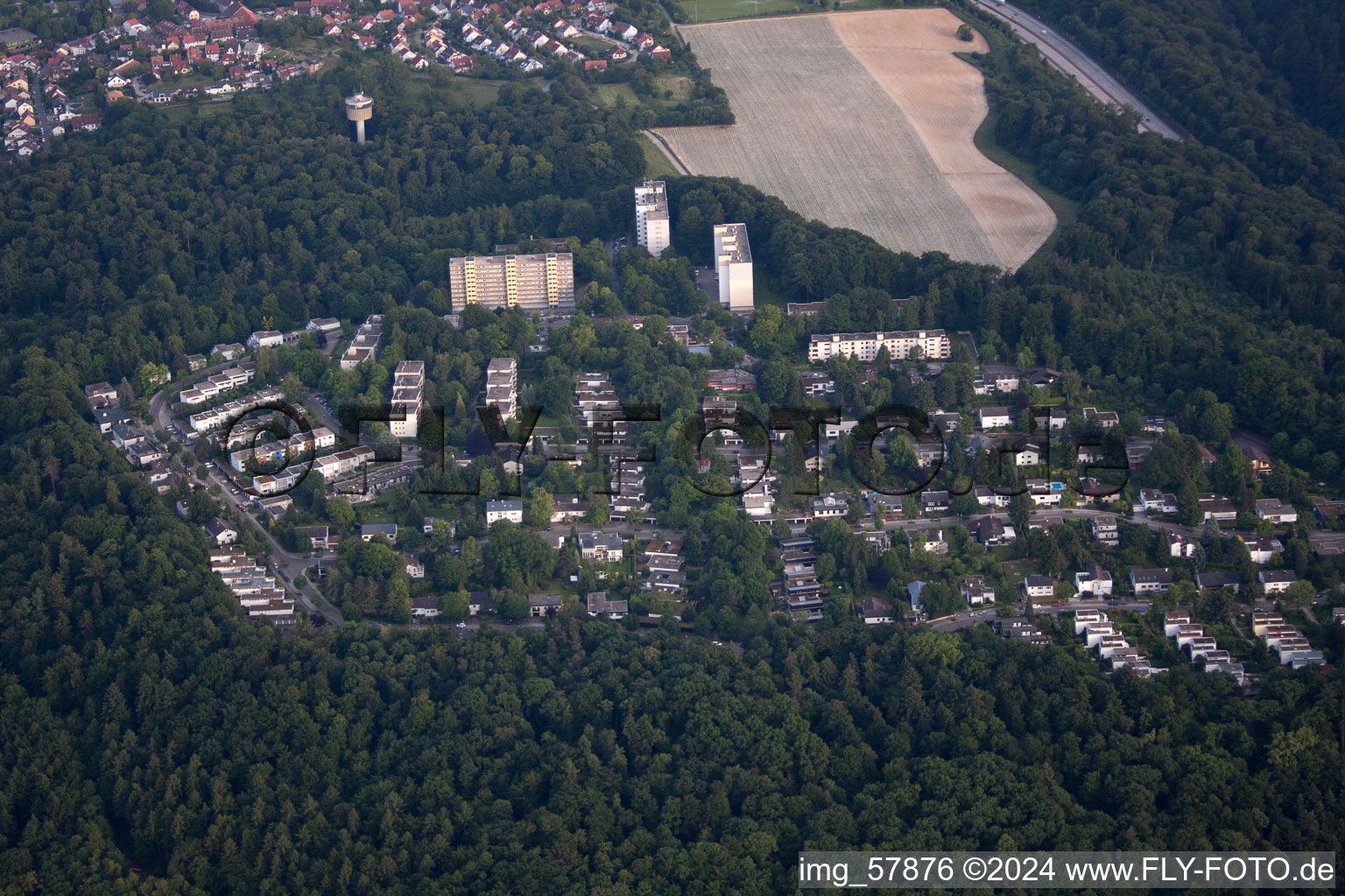 Vue aérienne de Village forestier de montagne à le quartier Durlach in Karlsruhe dans le département Bade-Wurtemberg, Allemagne