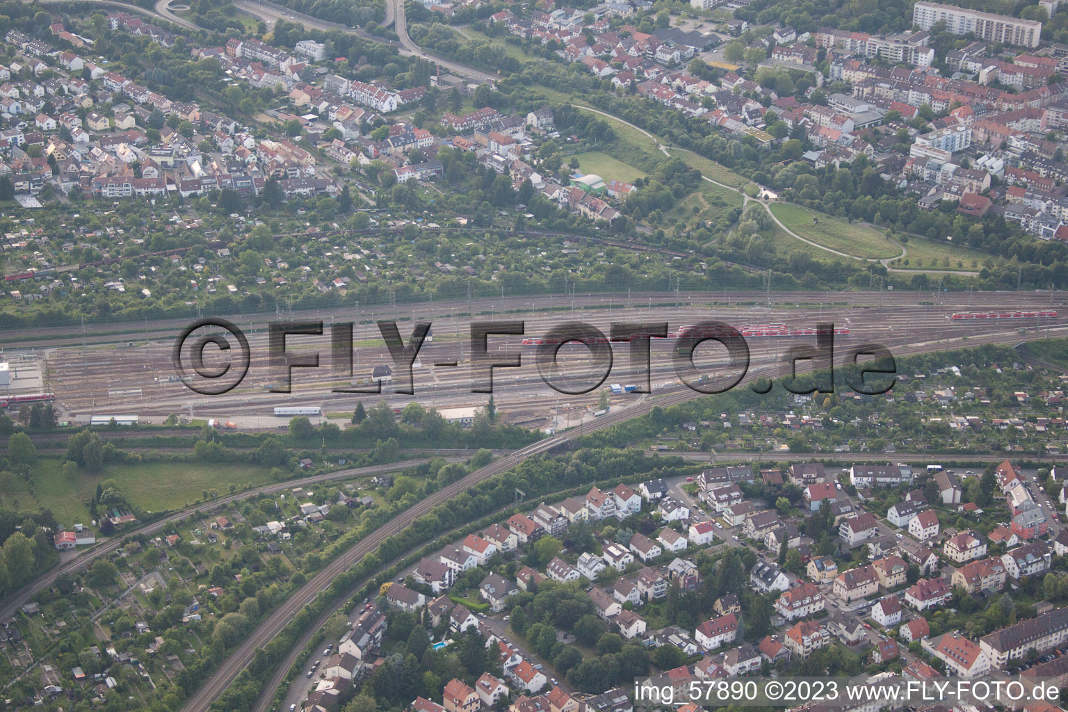 Vue aérienne de Fossé d'aulnes à le quartier Beiertheim-Bulach in Karlsruhe dans le département Bade-Wurtemberg, Allemagne