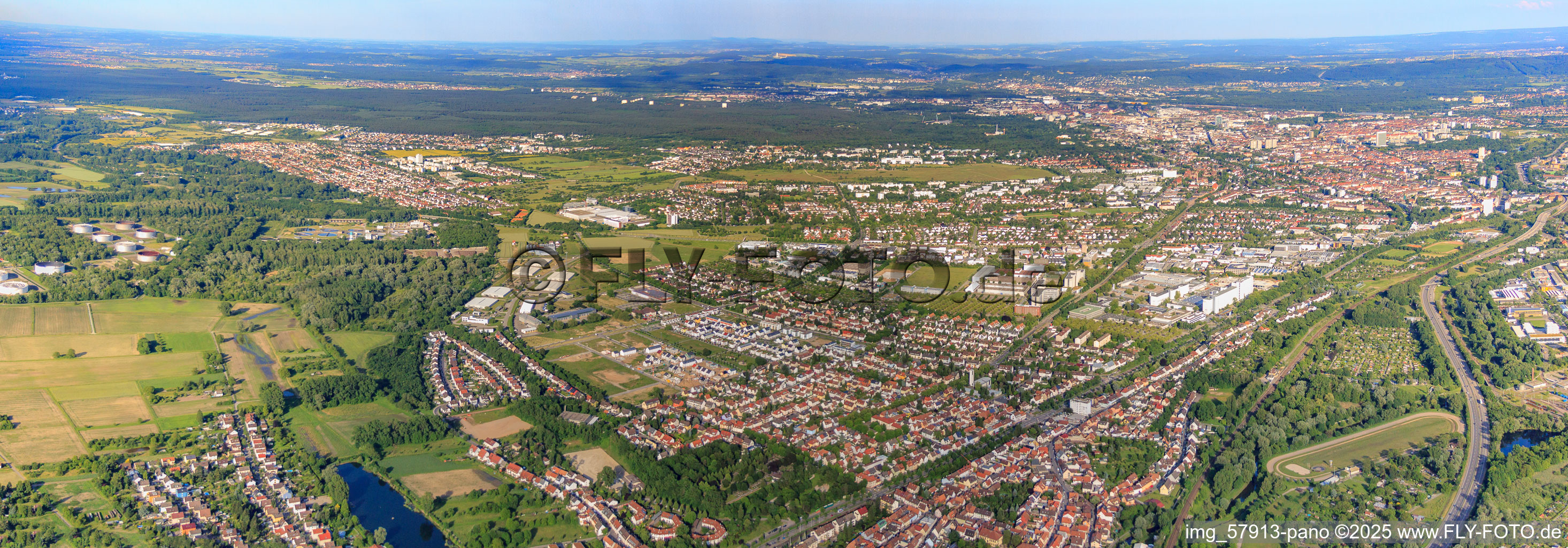 Vue aérienne de Panorama de la ville depuis l'ouest avec la tangente sud (B10) et Siemens AG, site de production et de développement Karlsruhe et L'OREAL Produktion Deutschland GmbH & Co. KG à le quartier Nordweststadt in Karlsruhe dans le département Bade-Wurtemberg, Allemagne