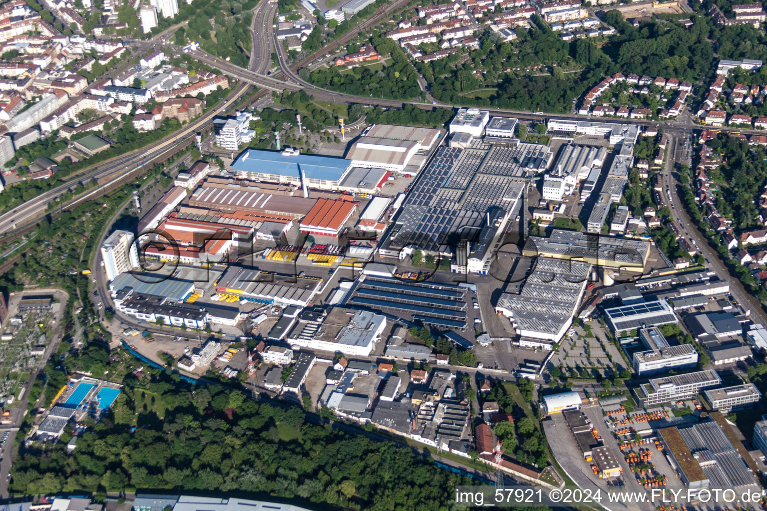 Vue d'oiseau de Quartier Rheinhafen in Karlsruhe dans le département Bade-Wurtemberg, Allemagne