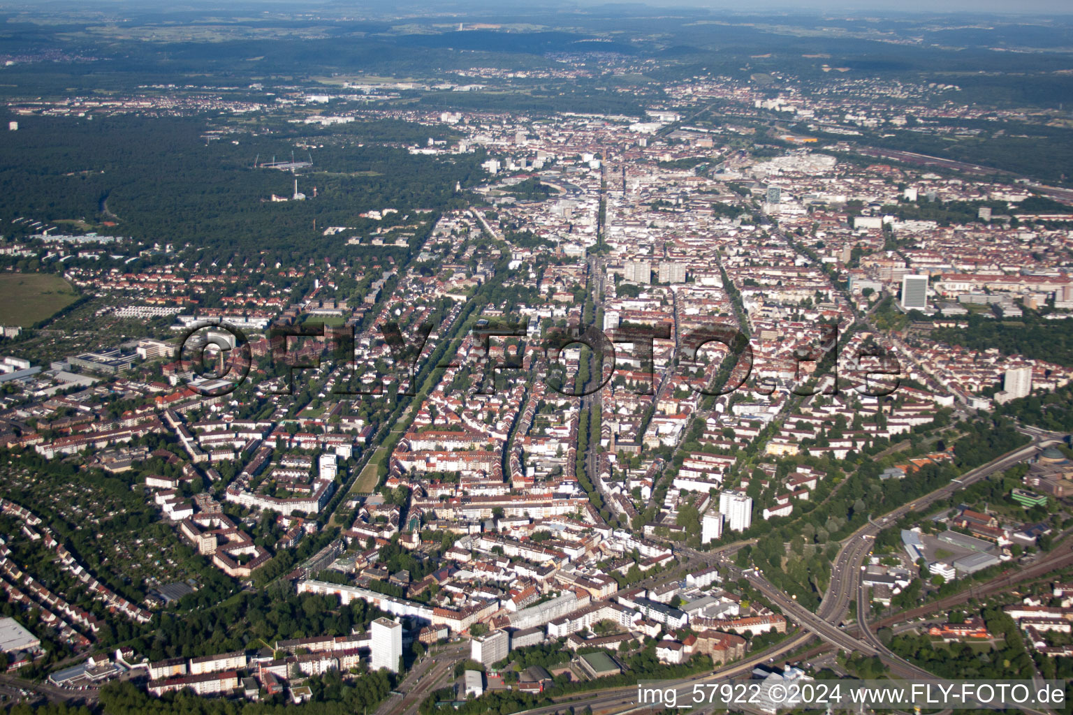 Vue aérienne de Kaiserallee depuis l'ouest à le quartier Mühlburg in Karlsruhe dans le département Bade-Wurtemberg, Allemagne