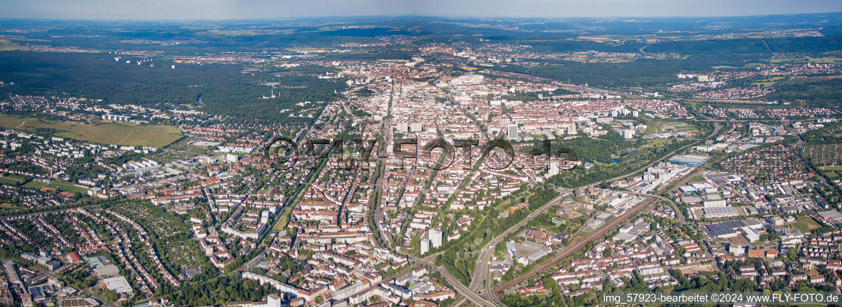 Vue aérienne de De l'ouest à le quartier Mühlburg in Karlsruhe dans le département Bade-Wurtemberg, Allemagne