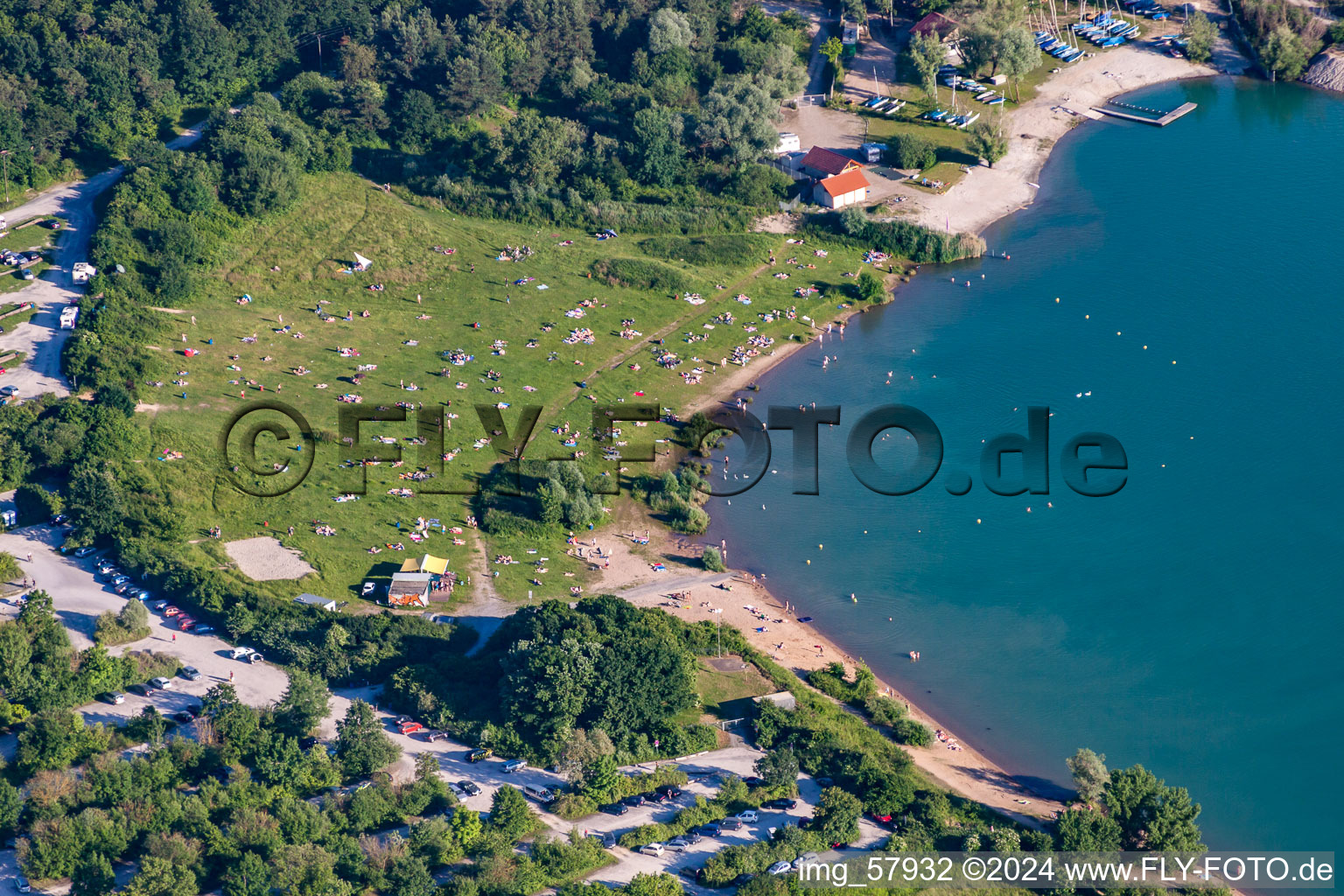 Vue aérienne de Foule massive de baigneurs nus sur la plage et les rives du lac nudiste Epplesee à le quartier Silberstreifen in Rheinstetten dans le département Bade-Wurtemberg, Allemagne