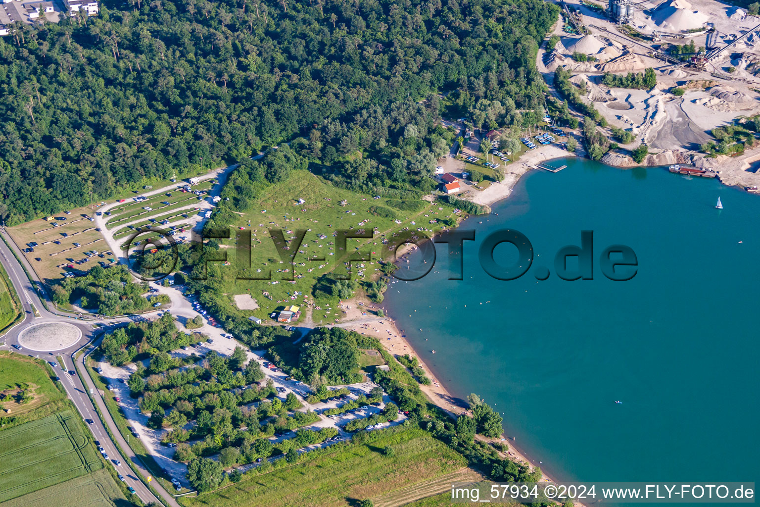 Vue aérienne de Karlsruhe-Rheinstetten, Lac Epple à le quartier Forchheim in Rheinstetten dans le département Bade-Wurtemberg, Allemagne