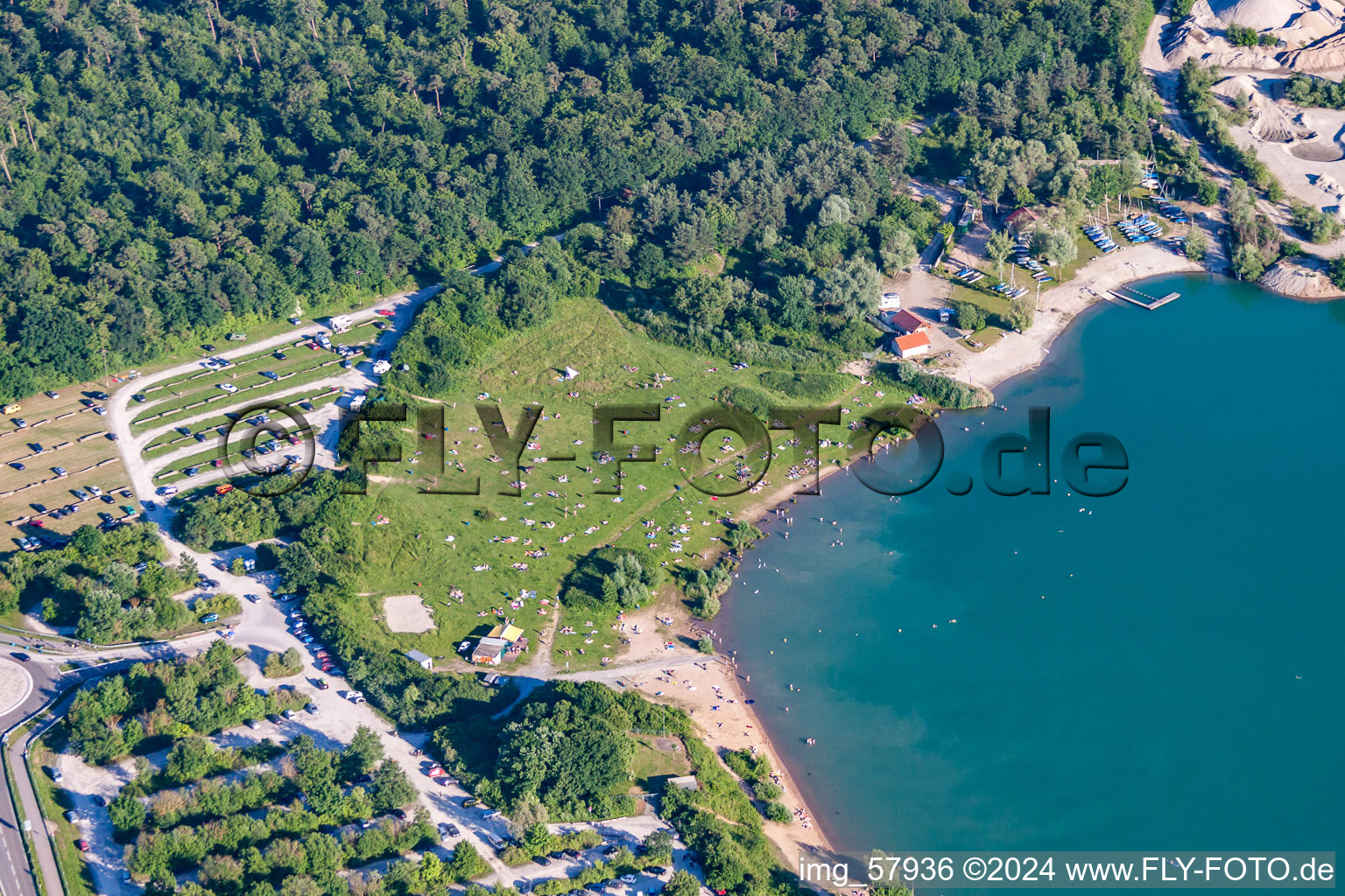 Vue aérienne de Foule massive de baigneurs nus sur la plage et les rives du lac nudiste Epplesee à le quartier Silberstreifen in Rheinstetten dans le département Bade-Wurtemberg, Allemagne