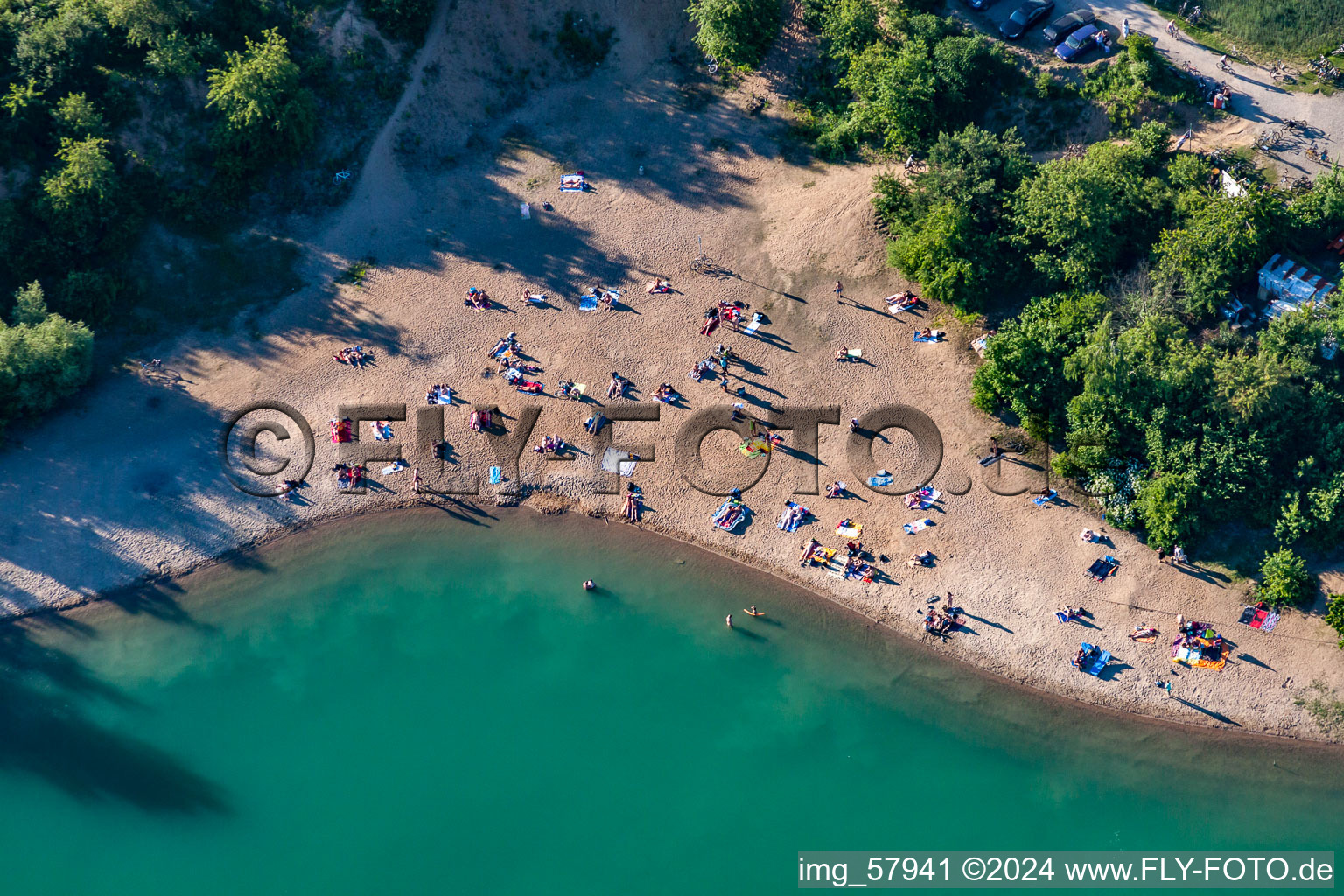 Photographie aérienne de Foule massive de baigneurs nus sur la plage et les rives du lac nudiste Epplesee à le quartier Silberstreifen in Rheinstetten dans le département Bade-Wurtemberg, Allemagne