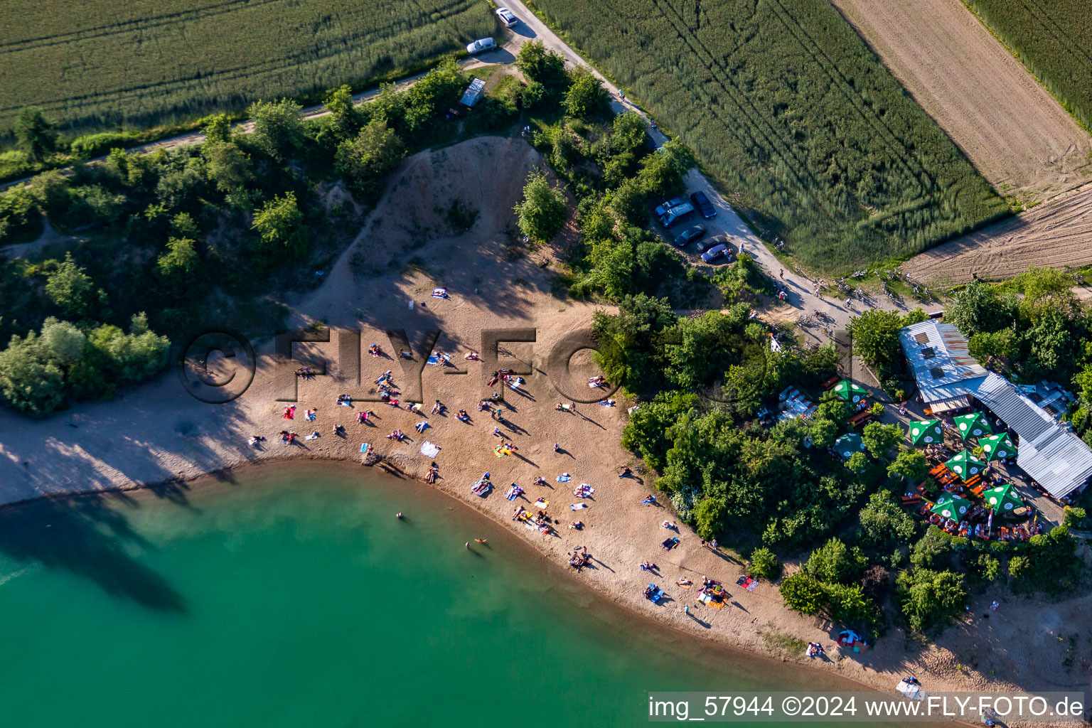 Vue aérienne de Zones riveraines sur la plage de sable de la piscine extérieure Epplesee à le quartier Forchheim in Rheinstetten dans le département Bade-Wurtemberg, Allemagne