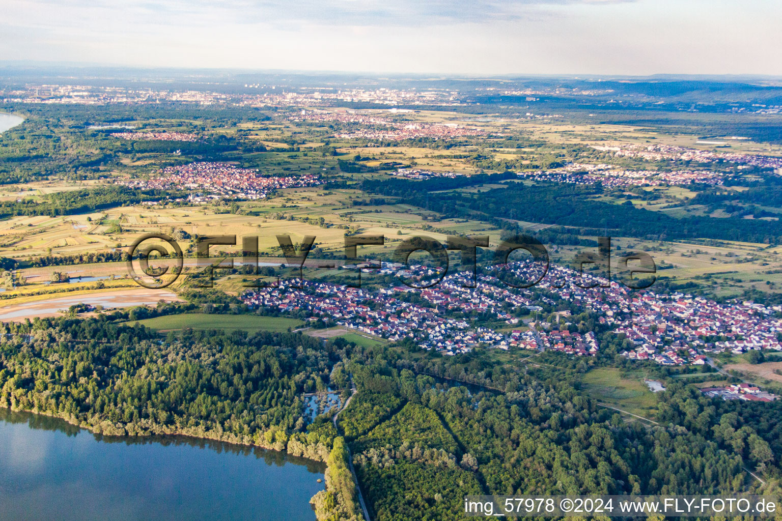 Vue aérienne de De l'ouest à le quartier Illingen in Elchesheim-Illingen dans le département Bade-Wurtemberg, Allemagne