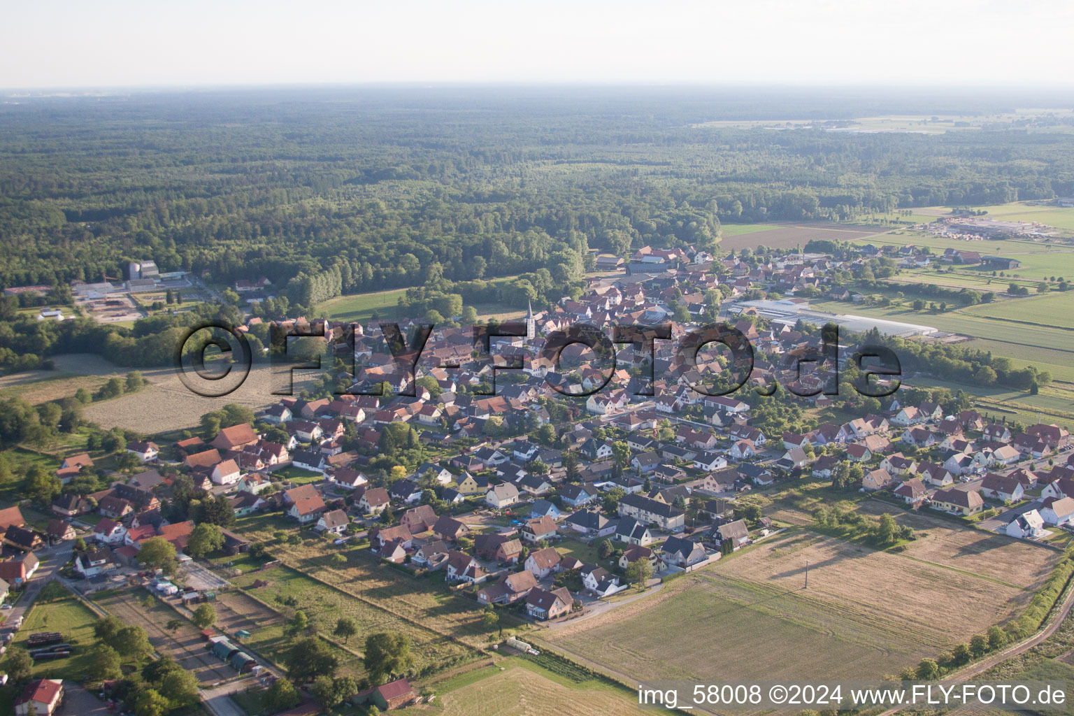 Niederrœdern dans le département Bas Rhin, France vu d'un drone