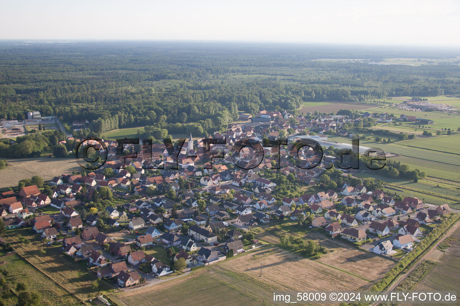 Vue aérienne de Niederrœdern dans le département Bas Rhin, France