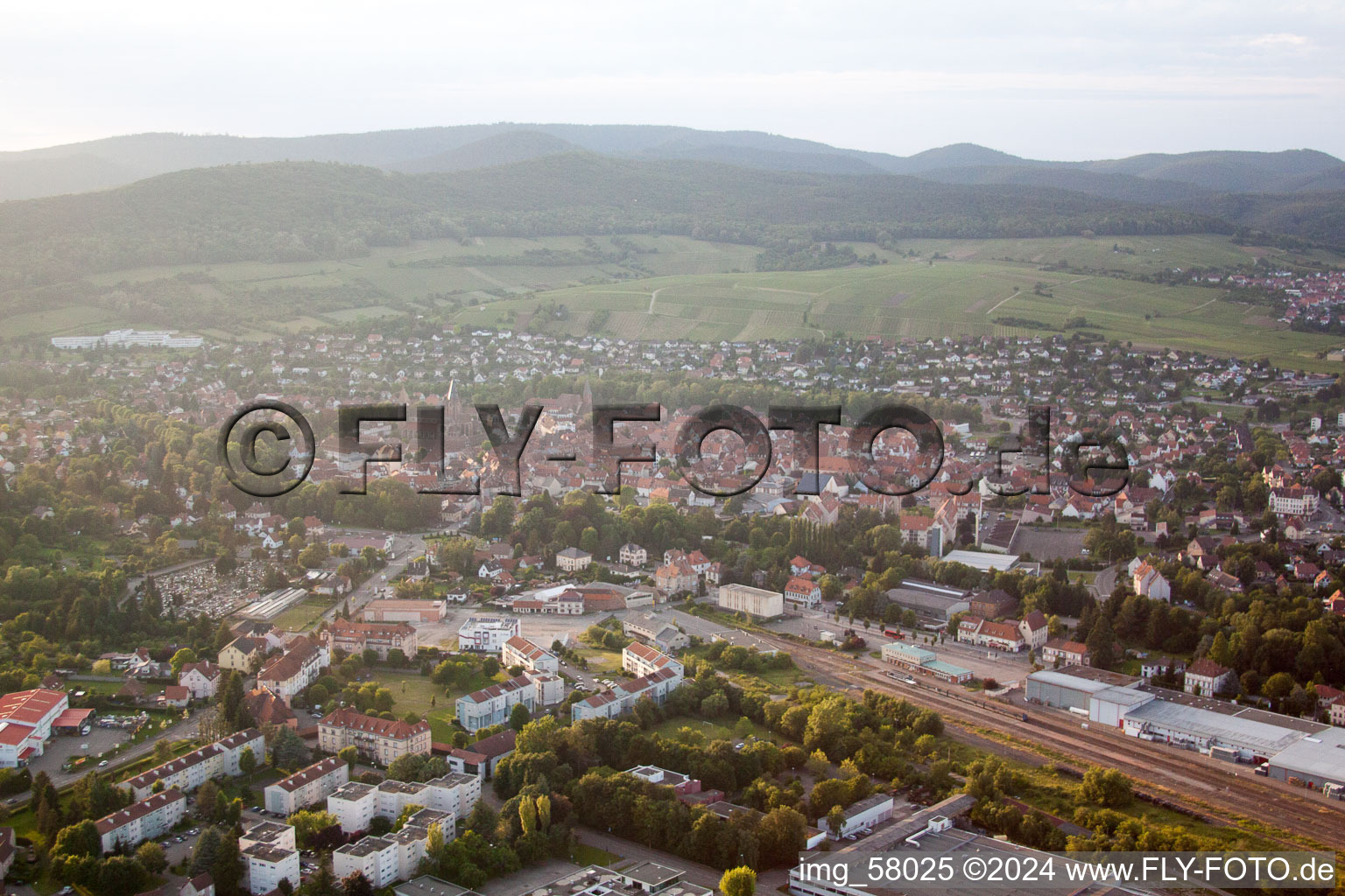 Wissembourg dans le département Bas Rhin, France vu d'un drone