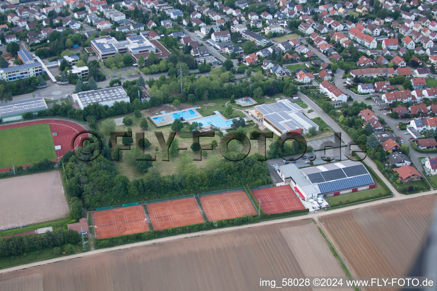 Bad Bergzabern dans le département Rhénanie-Palatinat, Allemagne du point de vue du drone