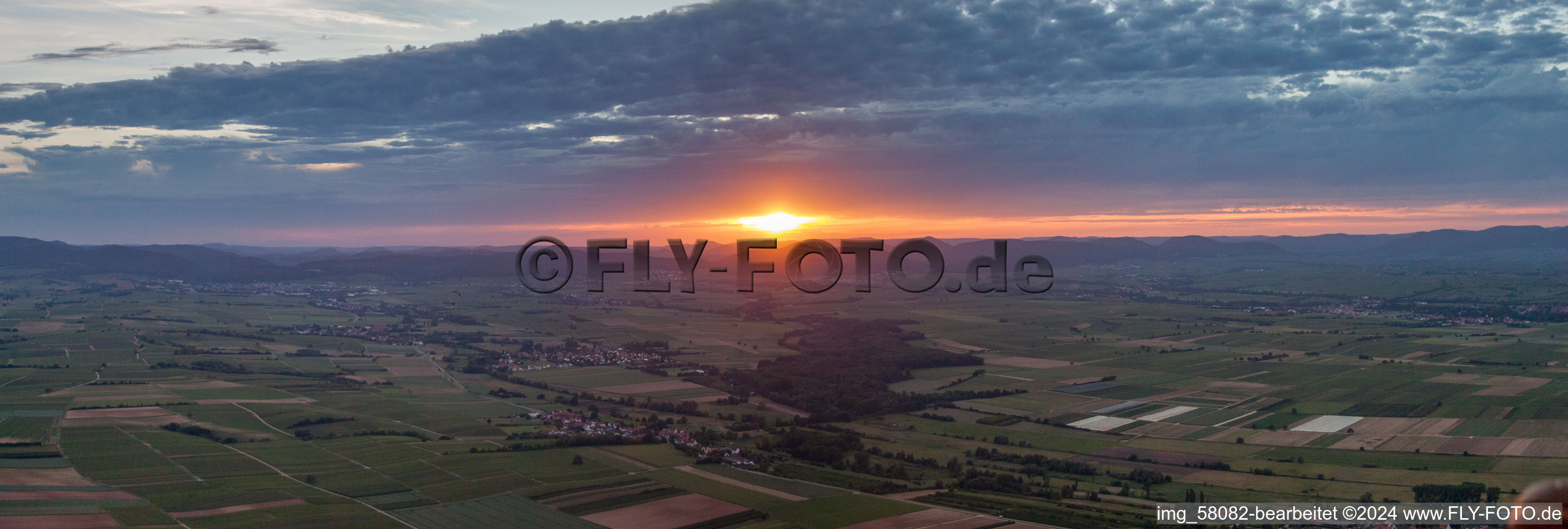 Vue aérienne de Coucher de soleil dur à Barbelroth dans le département Rhénanie-Palatinat, Allemagne