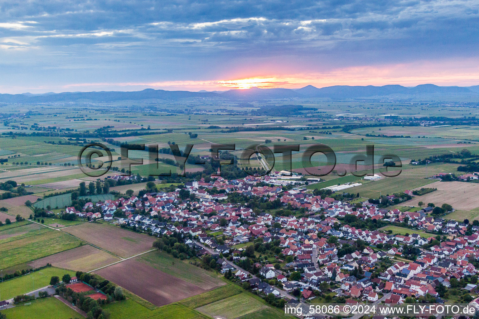 Vue aérienne de Village - vue au coucher du soleil en bordure des champs à Minfeld dans le département Rhénanie-Palatinat, Allemagne