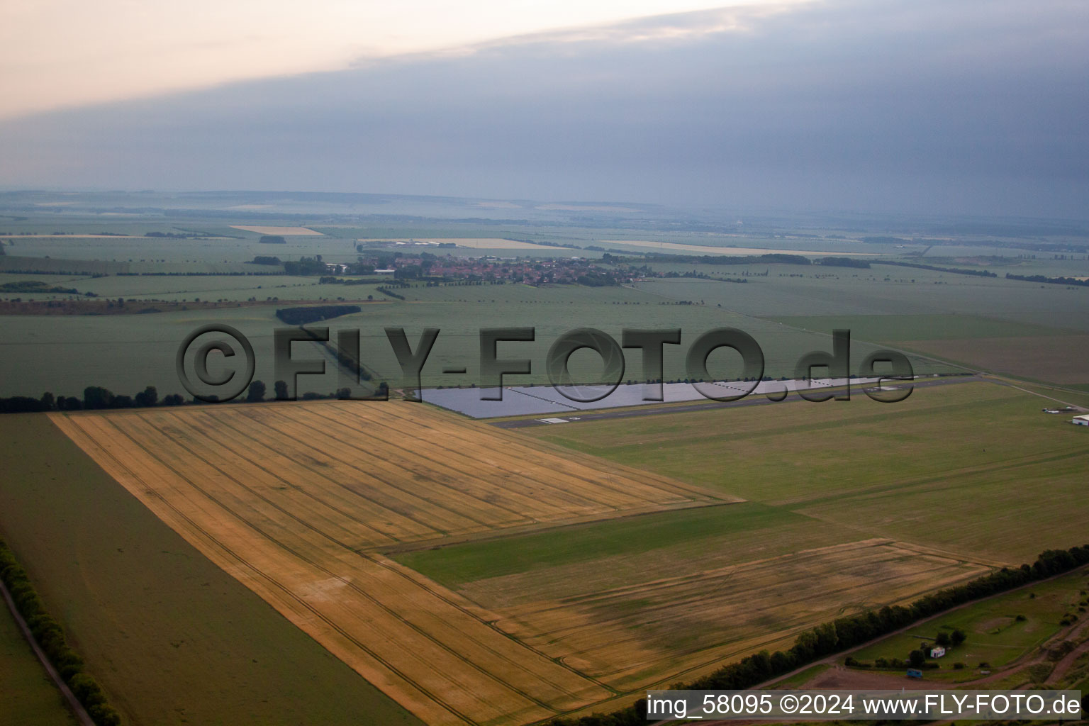 Vue aérienne de Aérodrome en asphalte et en herbe à le quartier Rieder in Ballenstedt dans le département Saxe-Anhalt, Allemagne