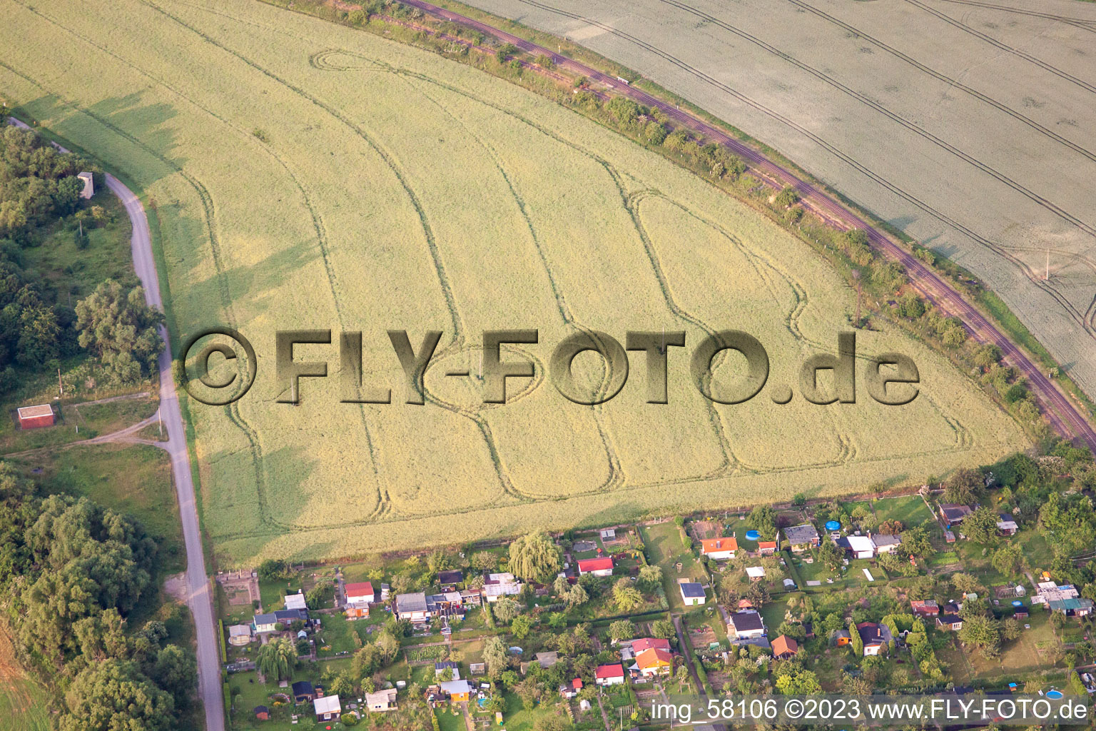 Vue aérienne de Pas de crop circles mais des pistes alternatives à travers des pylônes électriques à le quartier Bad Suderode in Quedlinburg dans le département Saxe-Anhalt, Allemagne