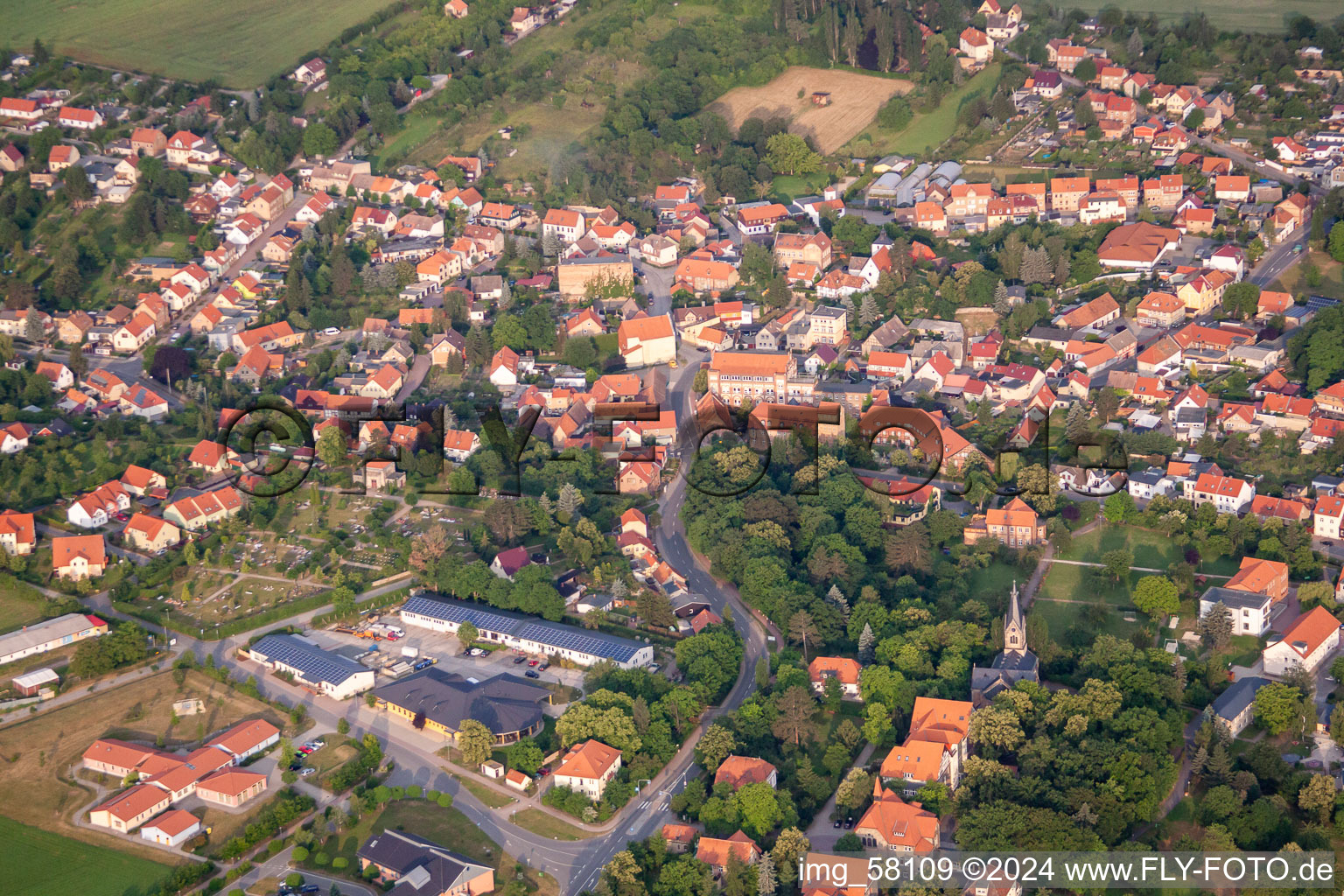 Vue aérienne de Zone de peuplement à le quartier Neinstedt in Thale dans le département Saxe-Anhalt, Allemagne
