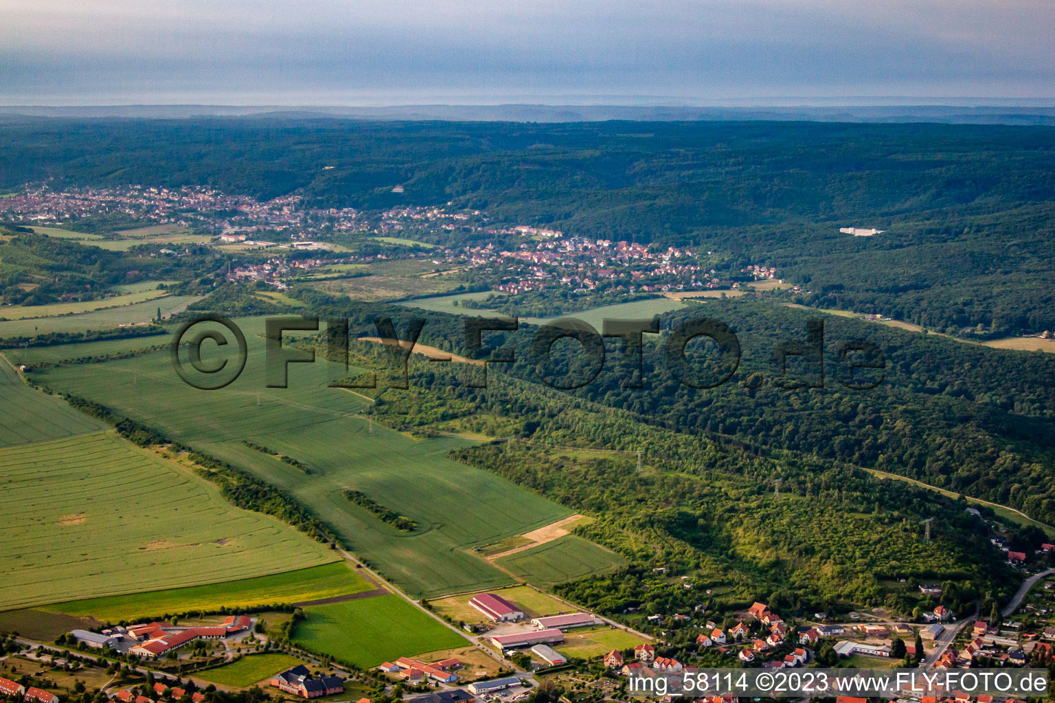 Vue aérienne de Münchenberg du nord-ouest à le quartier Stecklenberg in Thale dans le département Saxe-Anhalt, Allemagne
