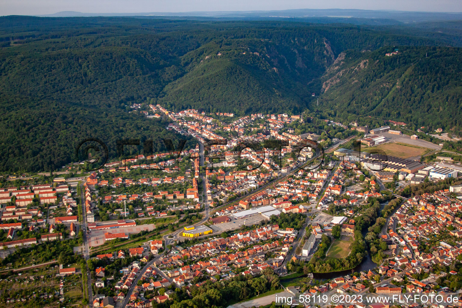 Vue aérienne de Vue des rues et des maisons des quartiers résidentiels à Thale dans le département Saxe-Anhalt, Allemagne