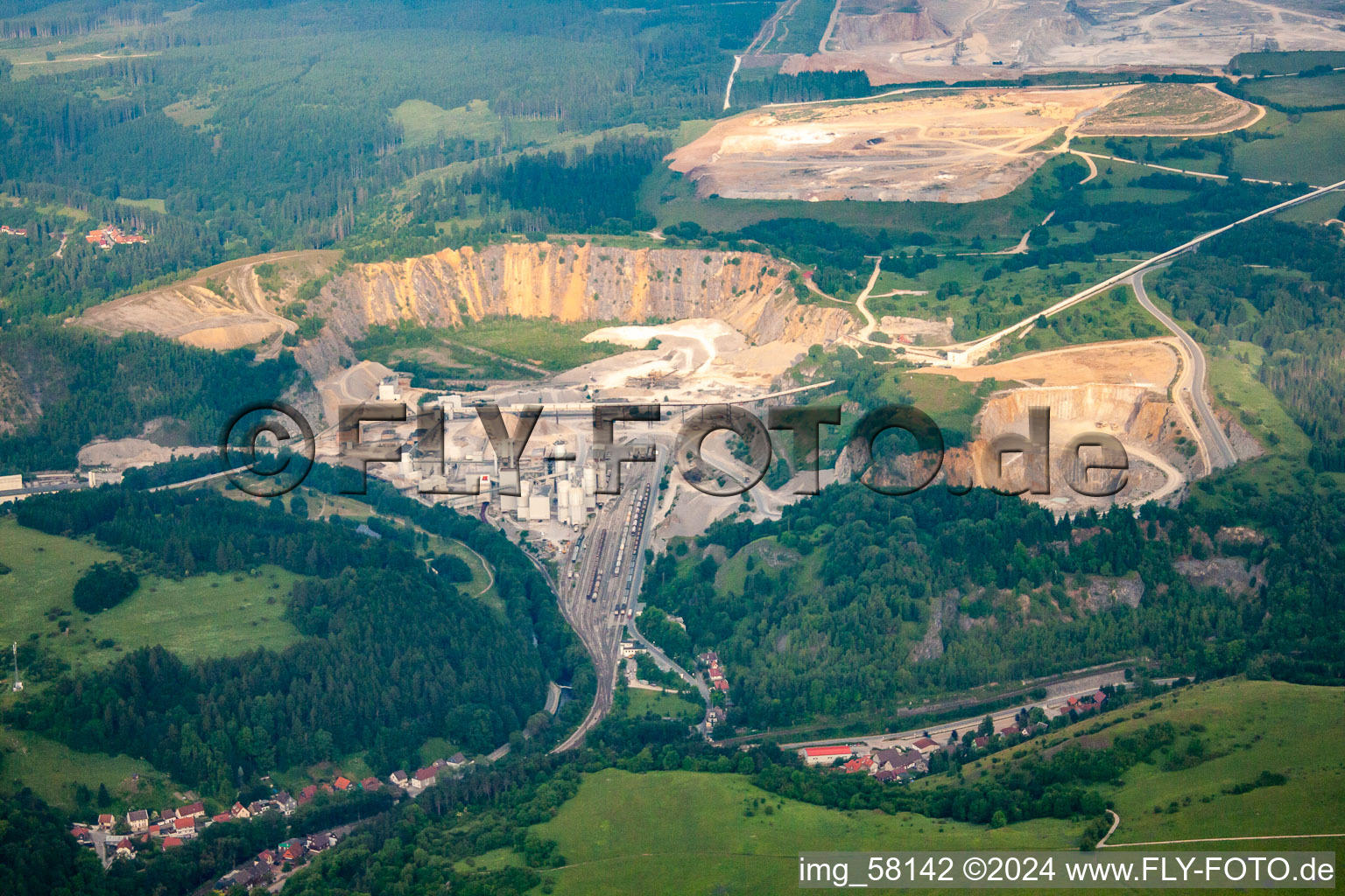 Vue aérienne de Carrière de l'usine de ciment à ciel ouvert et de matériaux de construction Fels-Werke GmbH Kalkwerk Rübeland à Elbingerode (Harz) à le quartier Rübeland in Oberharz am Brocken dans le département Saxe-Anhalt, Allemagne