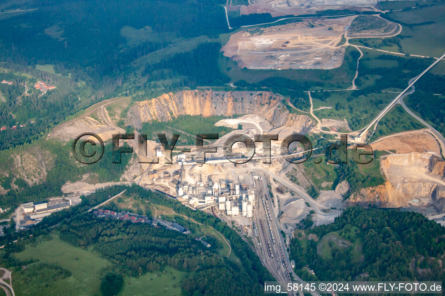 Vue aérienne de Carrière de l'usine de ciment à ciel ouvert et de matériaux de construction Fels-Werke GmbH Kalkwerk Rübeland à Elbingerode (Harz) à le quartier Rübeland in Oberharz am Brocken dans le département Saxe-Anhalt, Allemagne